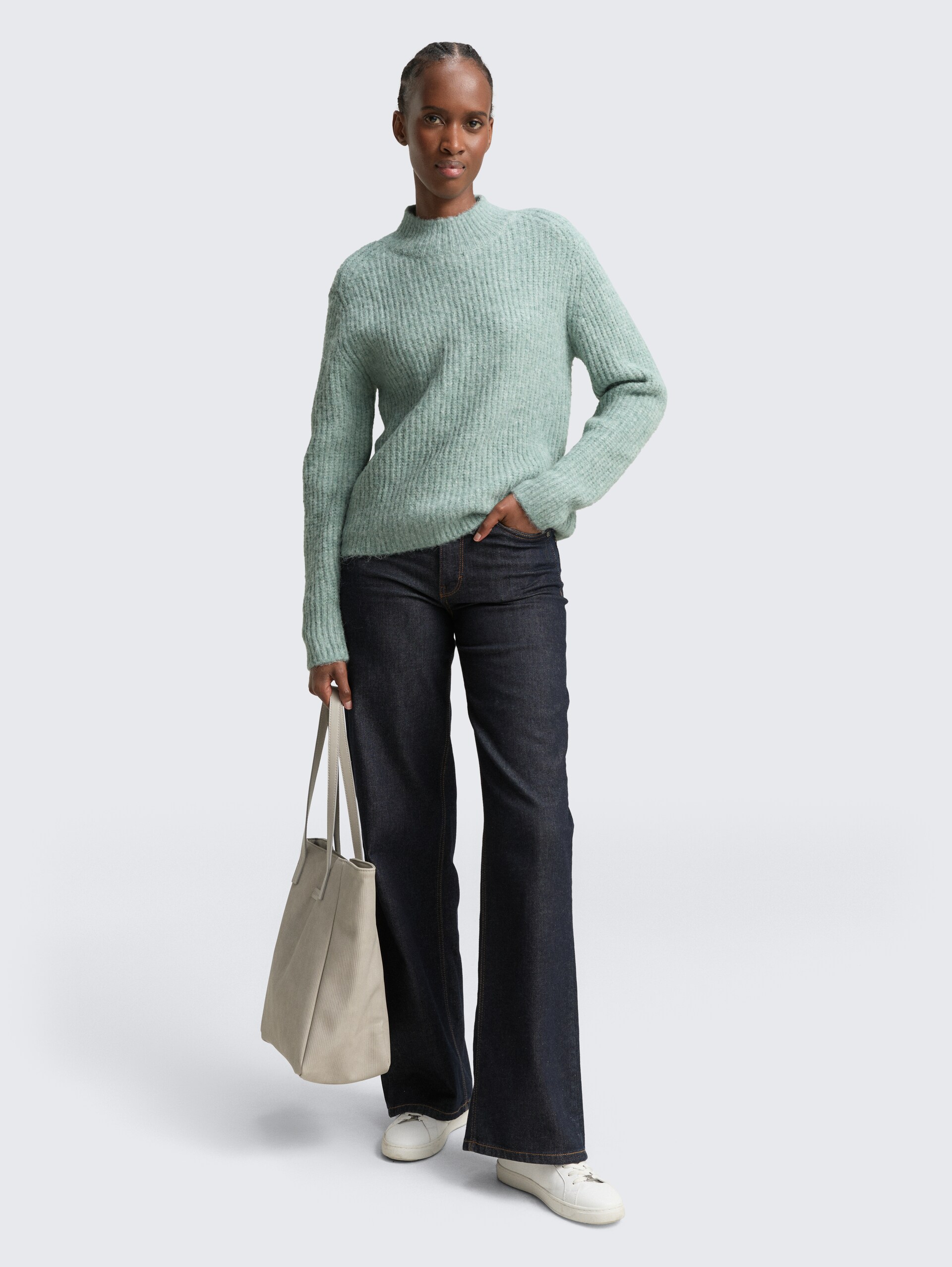 Relaxed Fit Strickpullover mit Stehkragen - Silver Cloud Blue Melange - Model-Vorderansicht