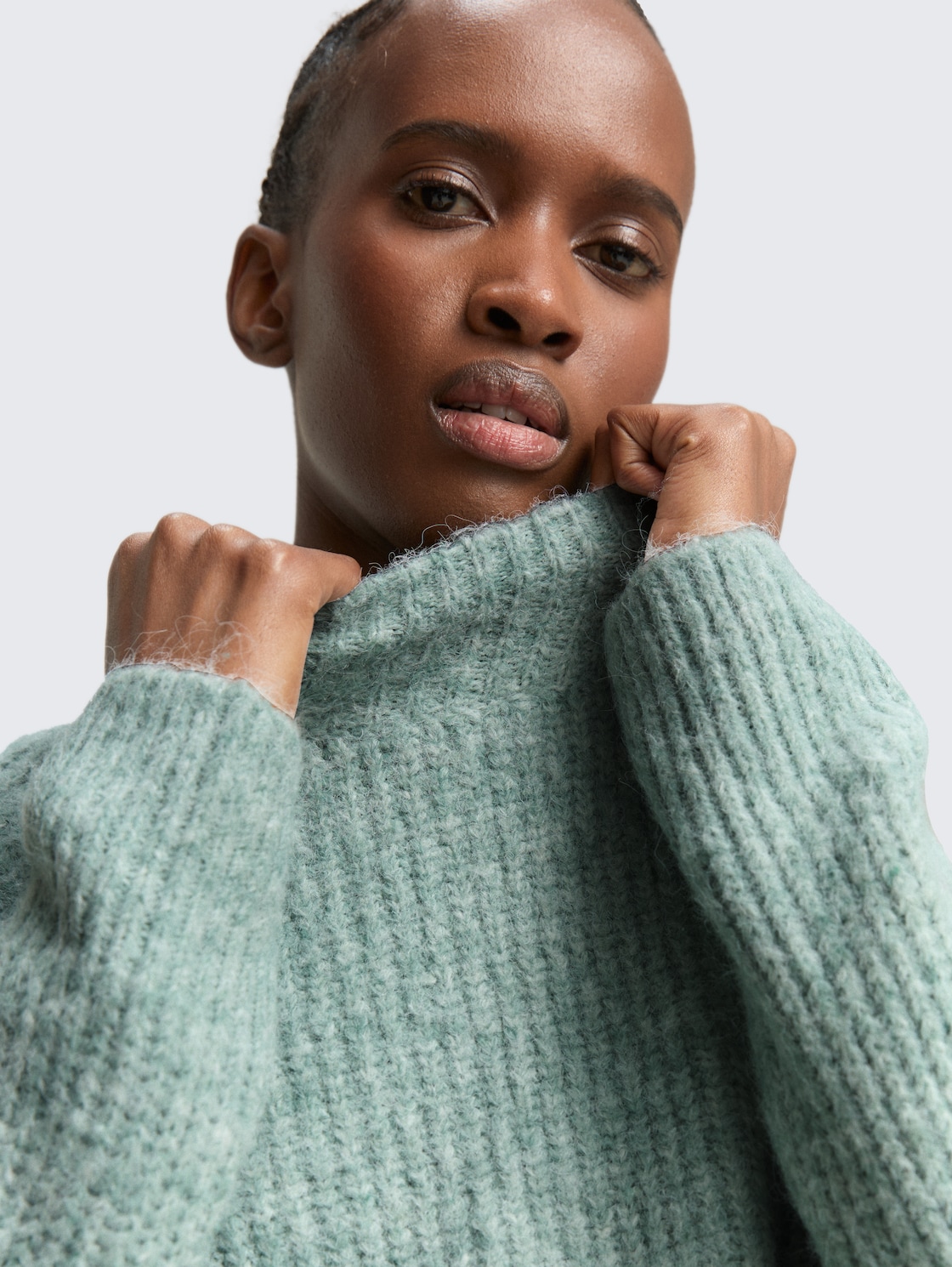 Relaxed Fit Strickpullover mit Stehkragen - Silver Cloud Blue Melange - Detail-Model-Ansicht