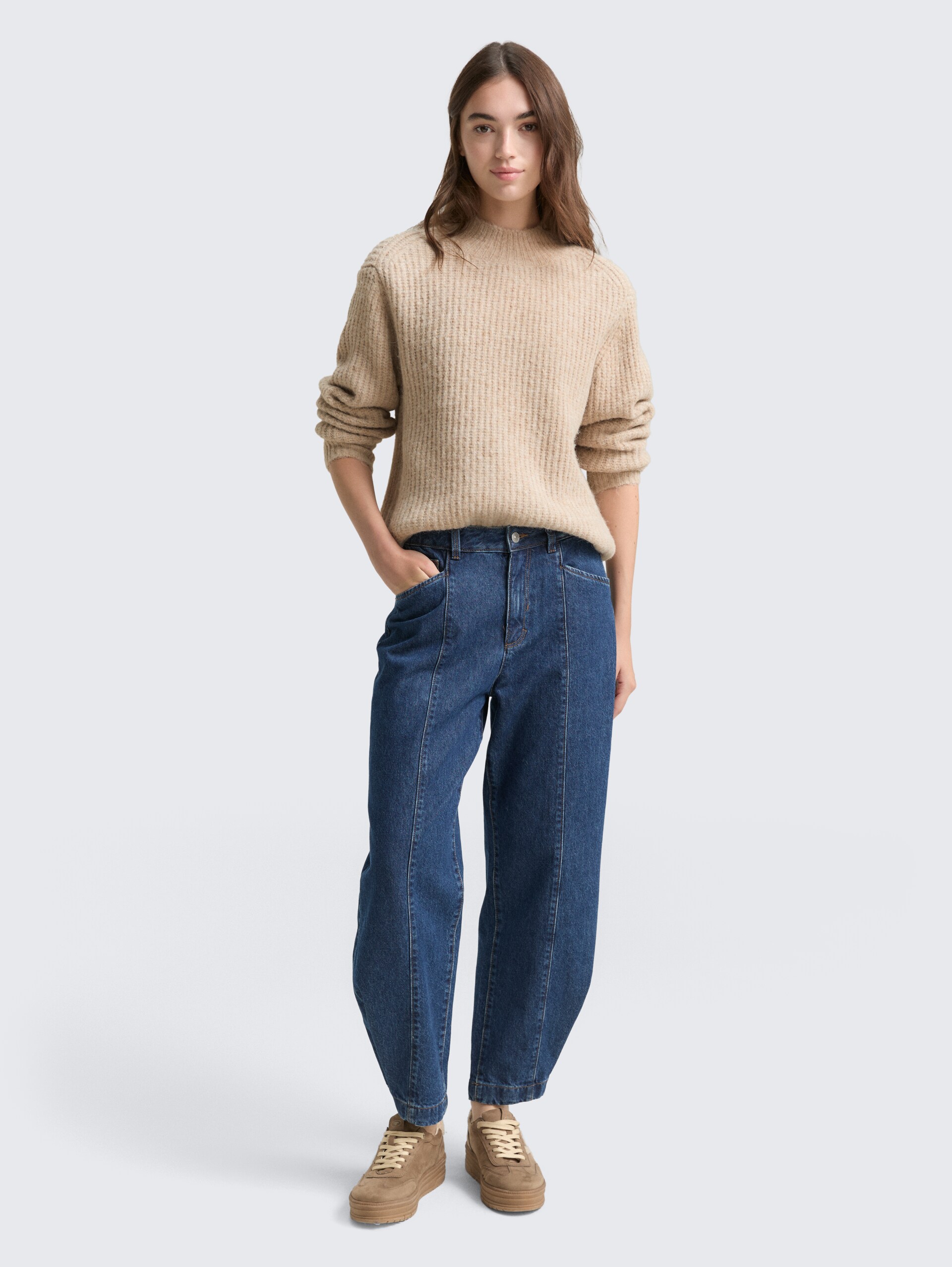 Relaxed Fit Strickpullover mit Stehkragen - cosy beige melange - Model-Vorderansicht