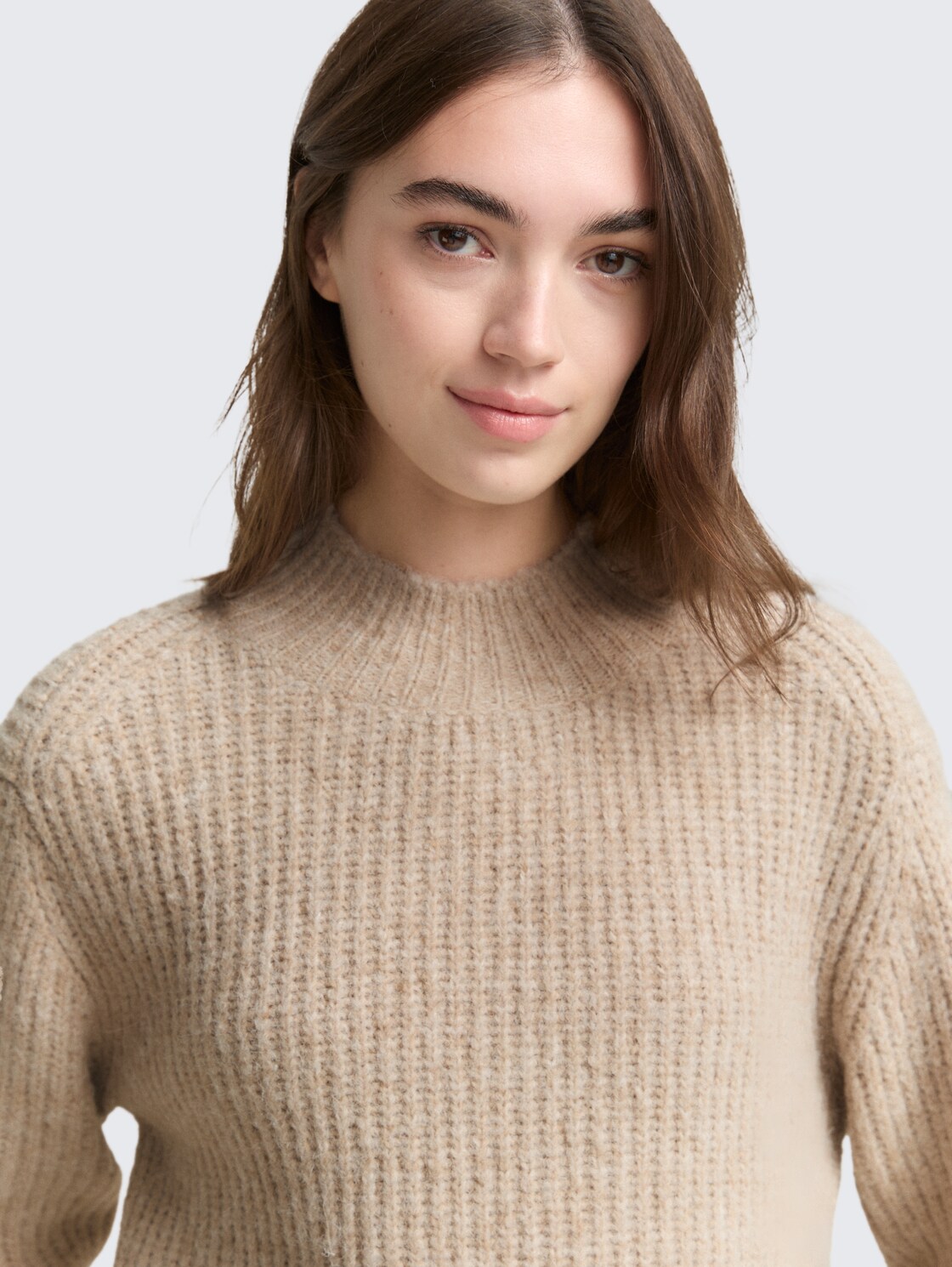 Relaxed Fit Strickpullover mit Stehkragen - cosy beige melange - Detail-Model-Ansicht