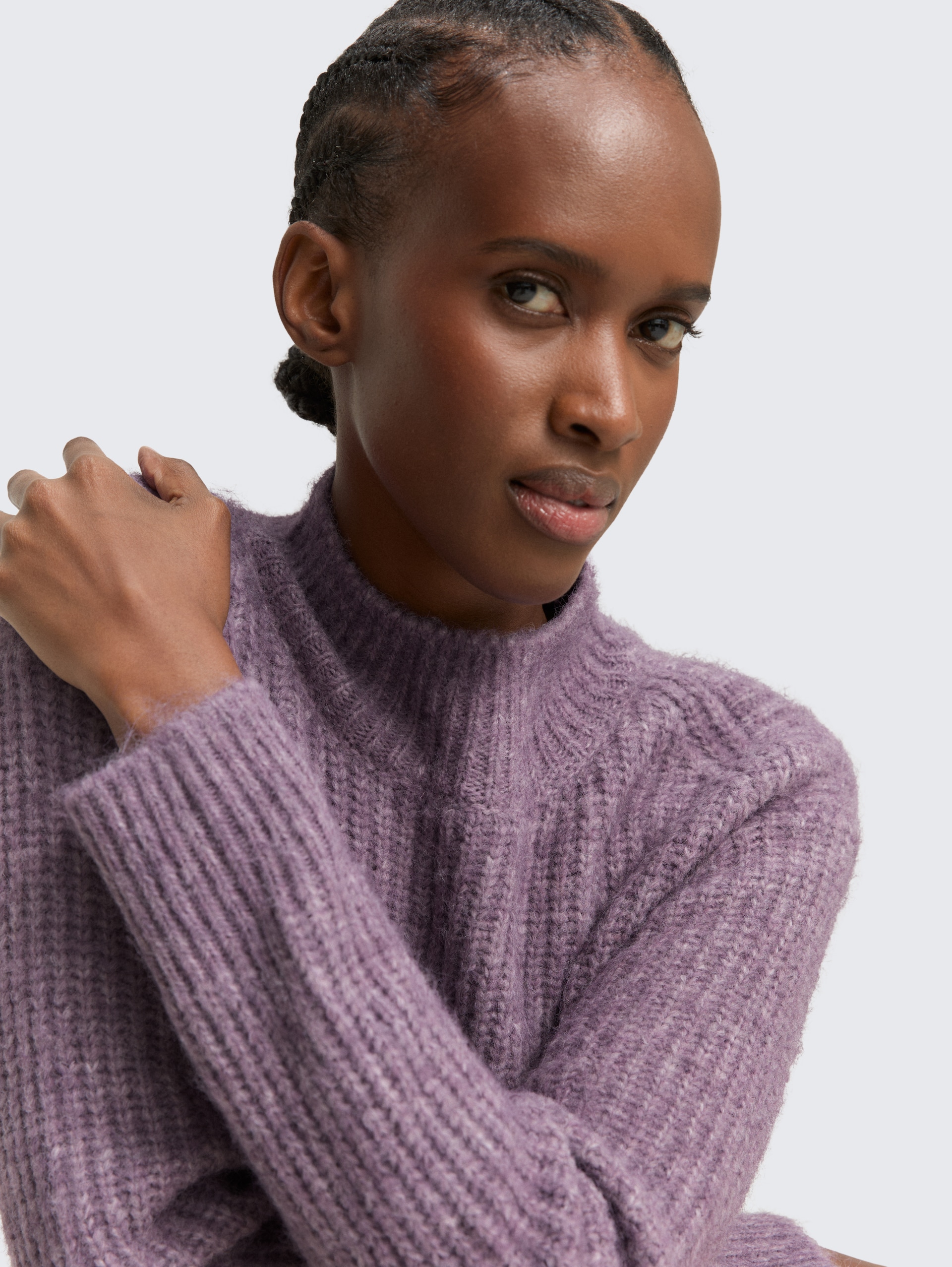 Relaxed Fit Strickpullover mit Stehkragen - dark lavender melange - Detail-Model-Ansicht
