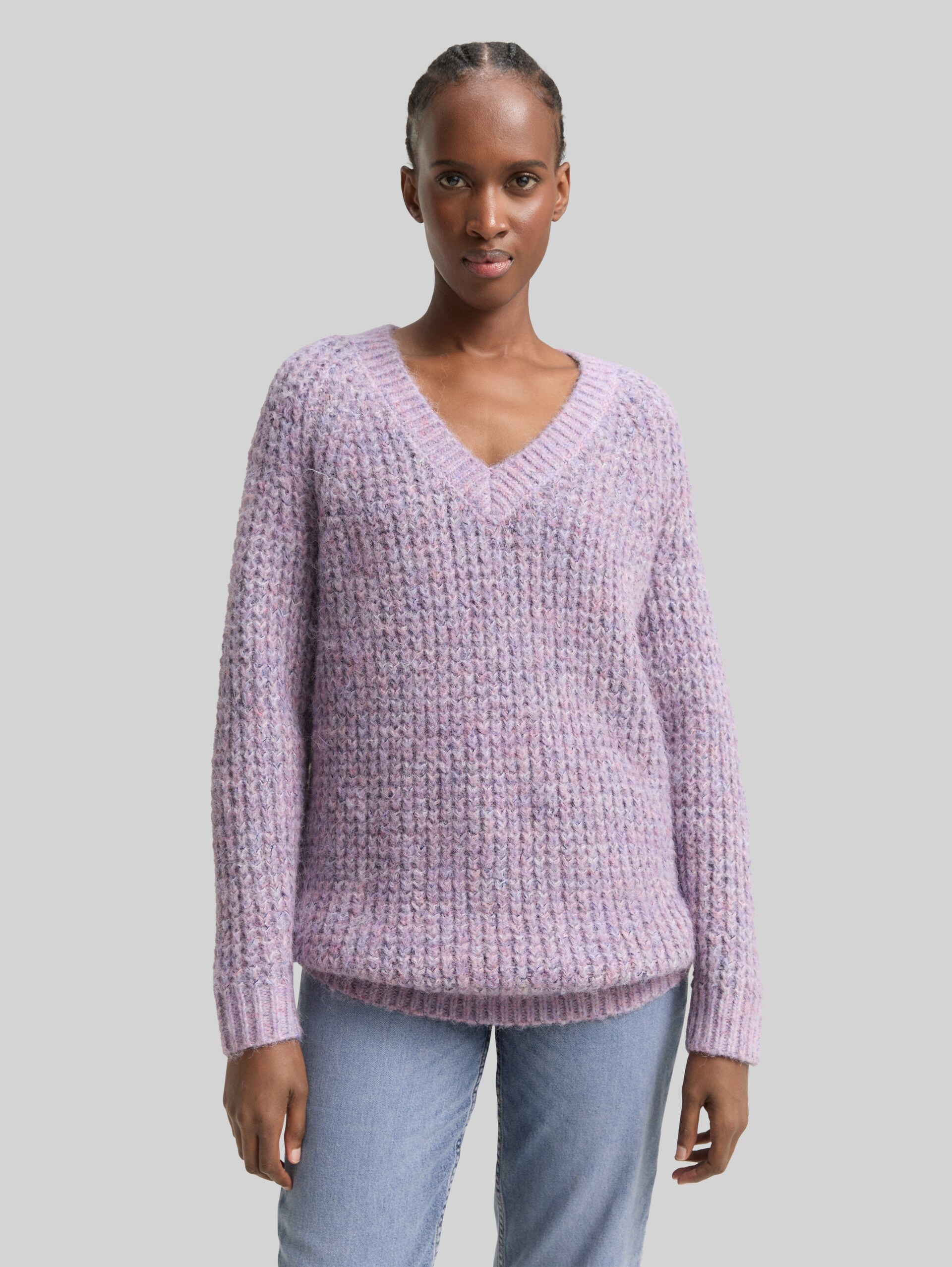 Long-style knitted jumper with wool content - lilac multicolor melange - Neckline model front view