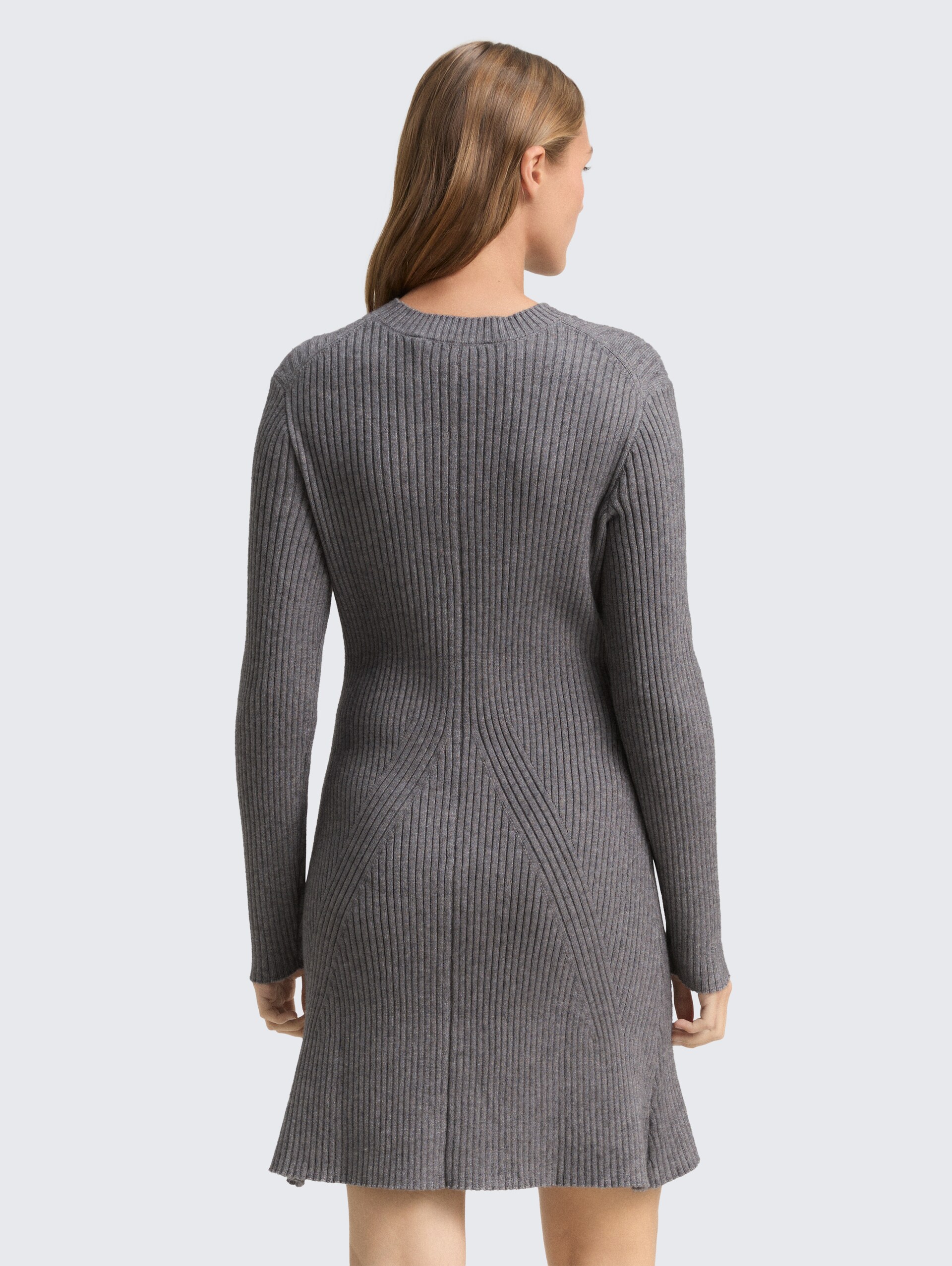 Fitted Mini-Kleid aus Rippstrick - Stormy Gray Melange - Model-Rückansicht