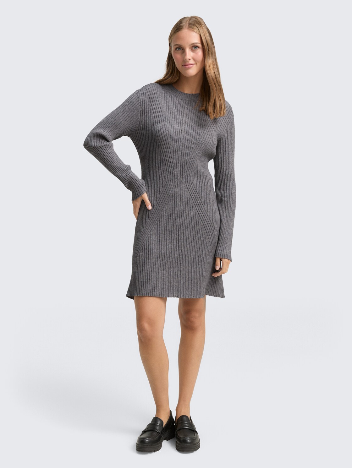 Fitted Mini-Kleid aus Rippstrick - Stormy Gray Melange - seitliche Model-Ansicht