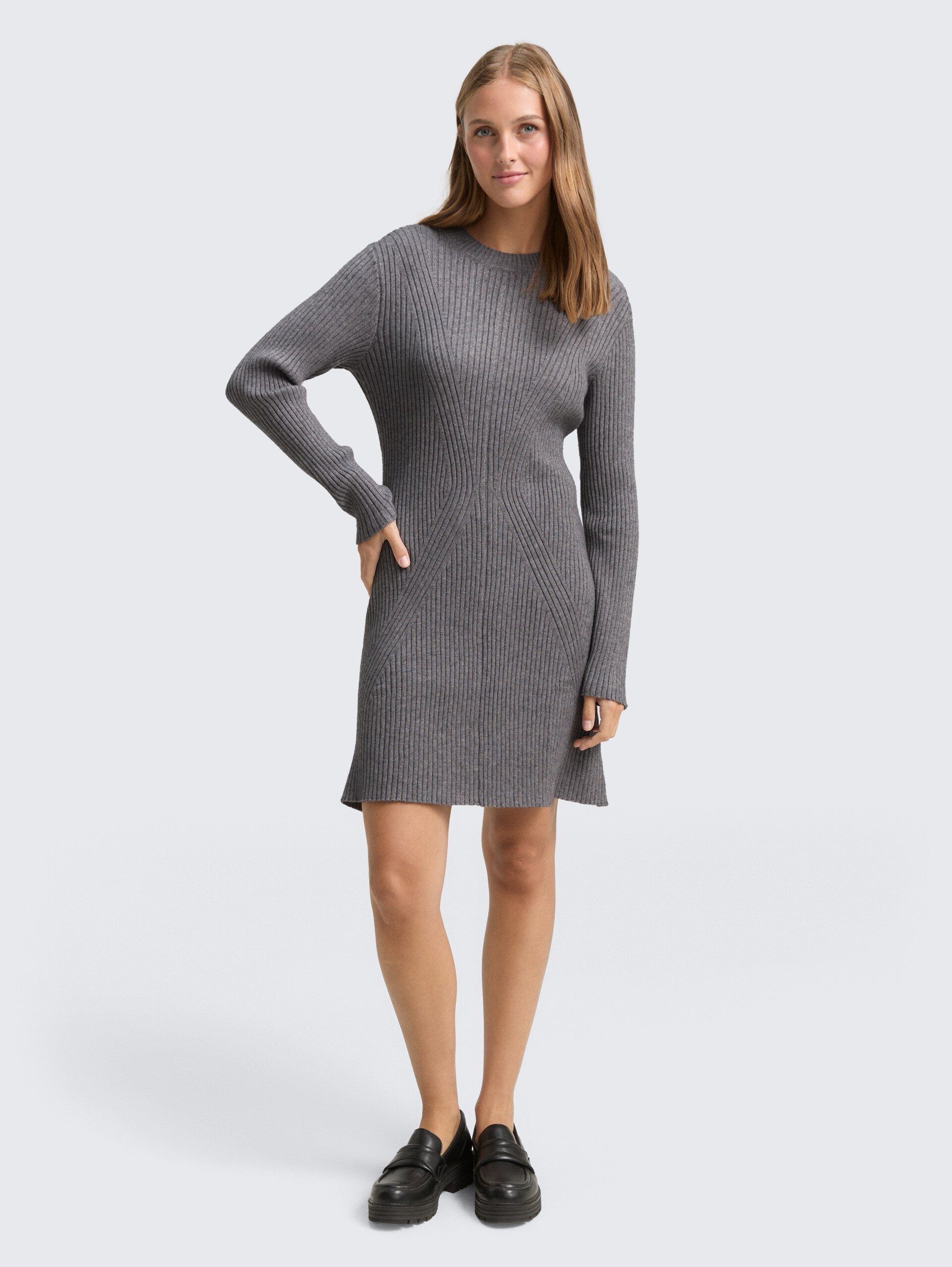 Fitted Mini-Kleid aus Rippstrick - Stormy Gray Melange - seitliche Model-Ansicht
