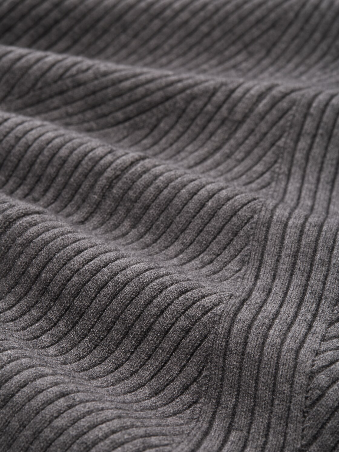 Fitted Mini-Kleid aus Rippstrick - Stormy Gray Melange - Material-Ansicht