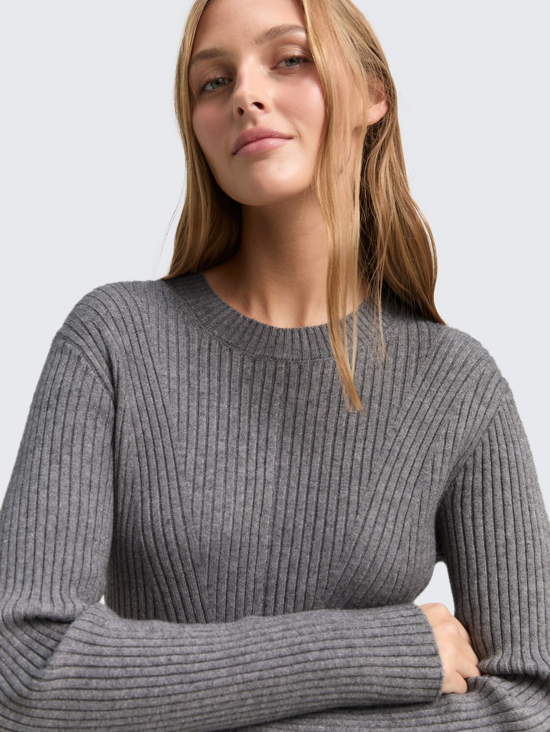 Fitted Mini-Kleid aus Rippstrick - Stormy Gray Melange - Detail-Model-Ansicht