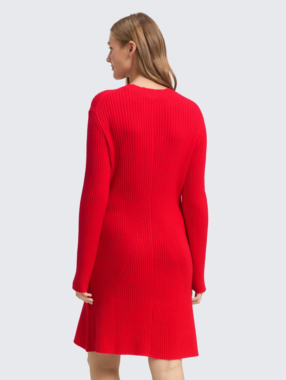 Fitted Mini-Kleid aus Rippstrick - brilliant red - Model-Rückansicht