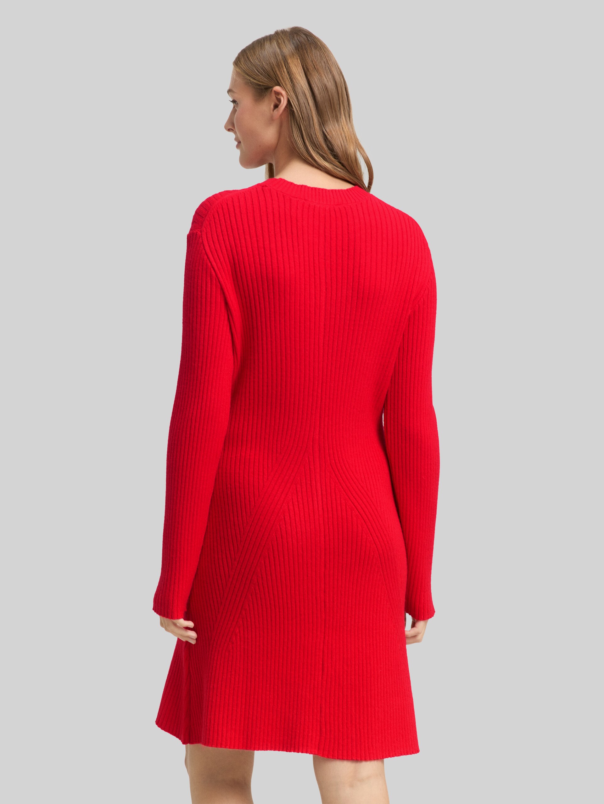 Fitted Mini-Kleid aus Rippstrick - brilliant red - Model-Rückansicht
