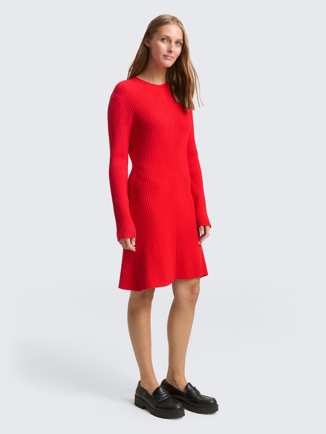 Fitted Mini-Kleid aus Rippstrick - brilliant red - seitliche Model-Ansicht