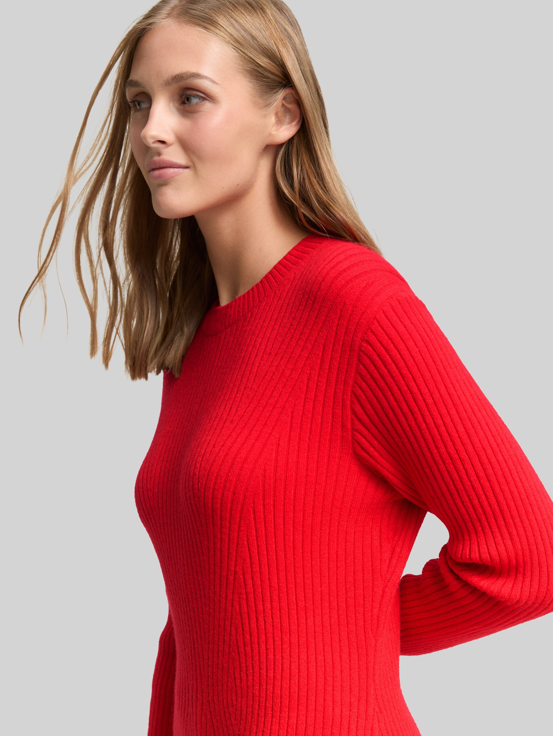 Fitted Mini-Kleid aus Rippstrick - brilliant red - Detail-Model-Ansicht