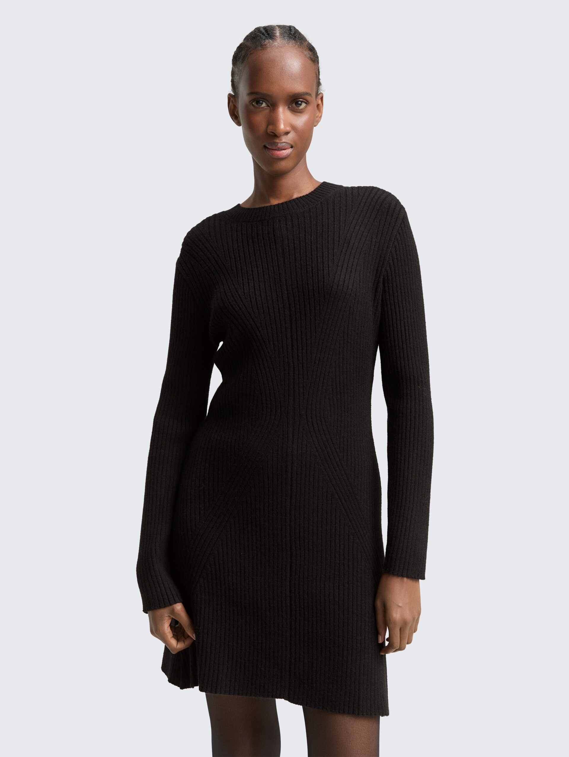 Fitted Mini-Kleid aus Rippstrick - deep black - Model-Vorderansicht