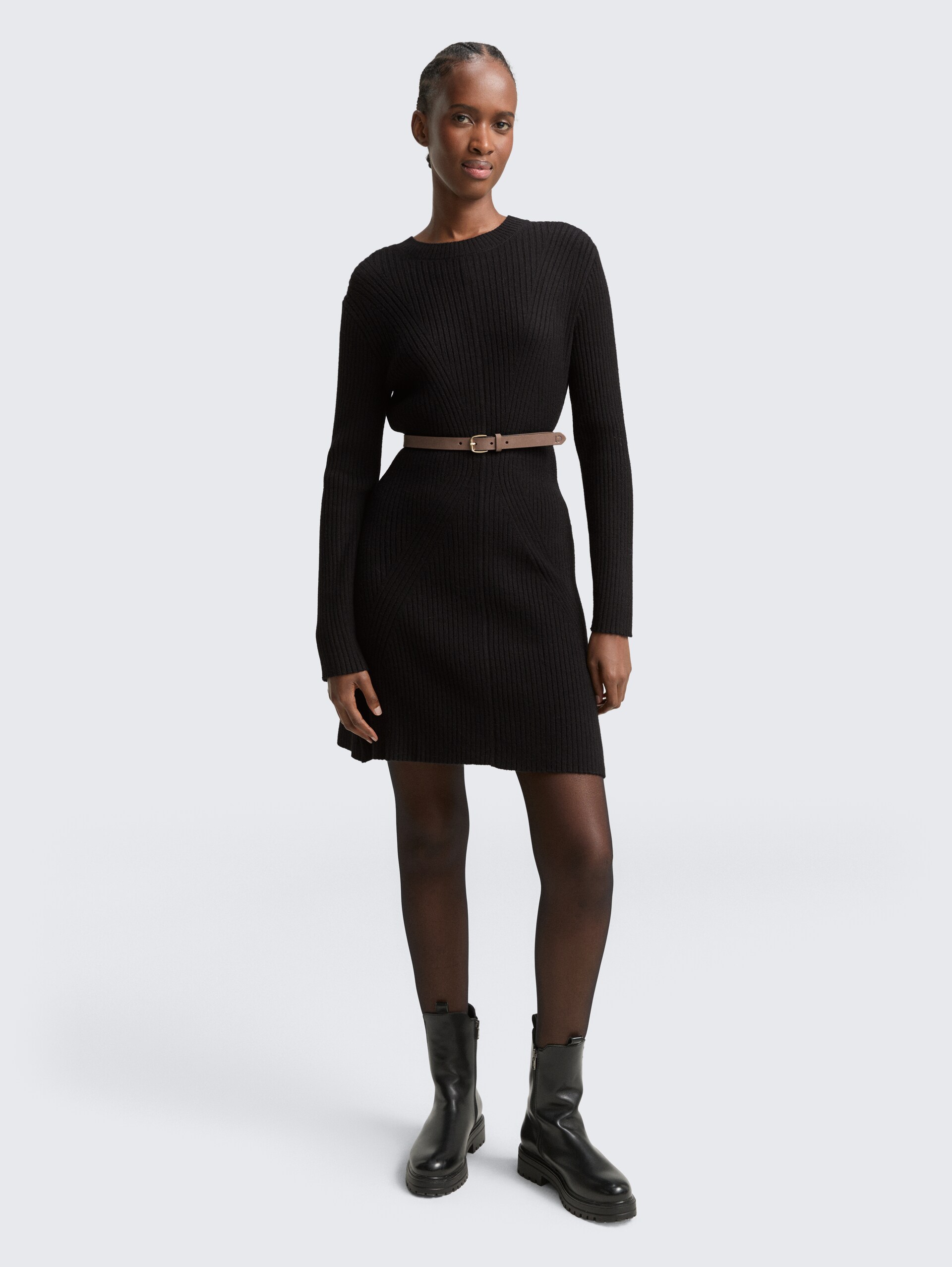 Fitted Mini-Kleid aus Rippstrick - deep black - seitliche Model-Ansicht