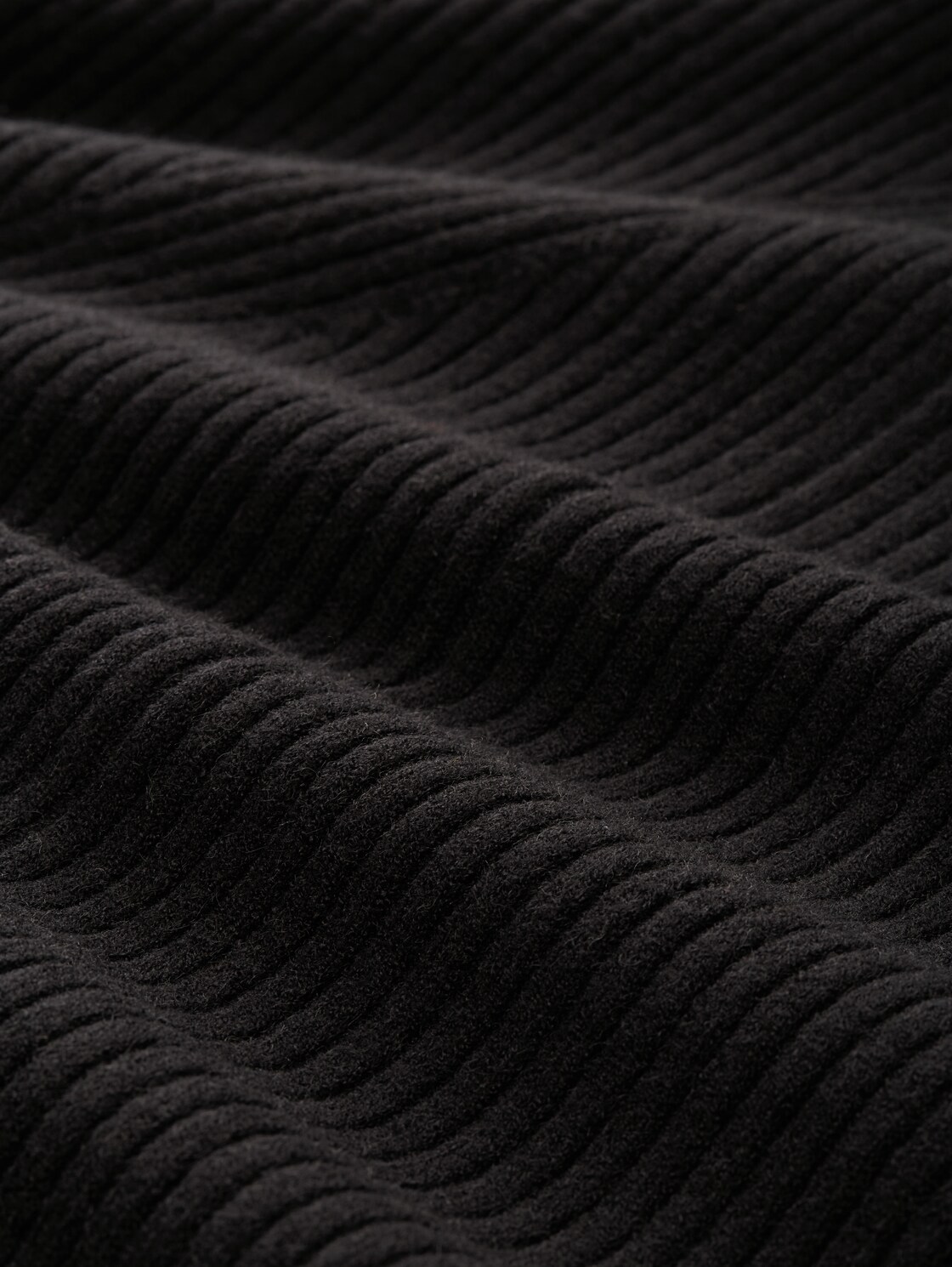 Fitted Mini-Kleid aus Rippstrick - deep black - Material-Ansicht