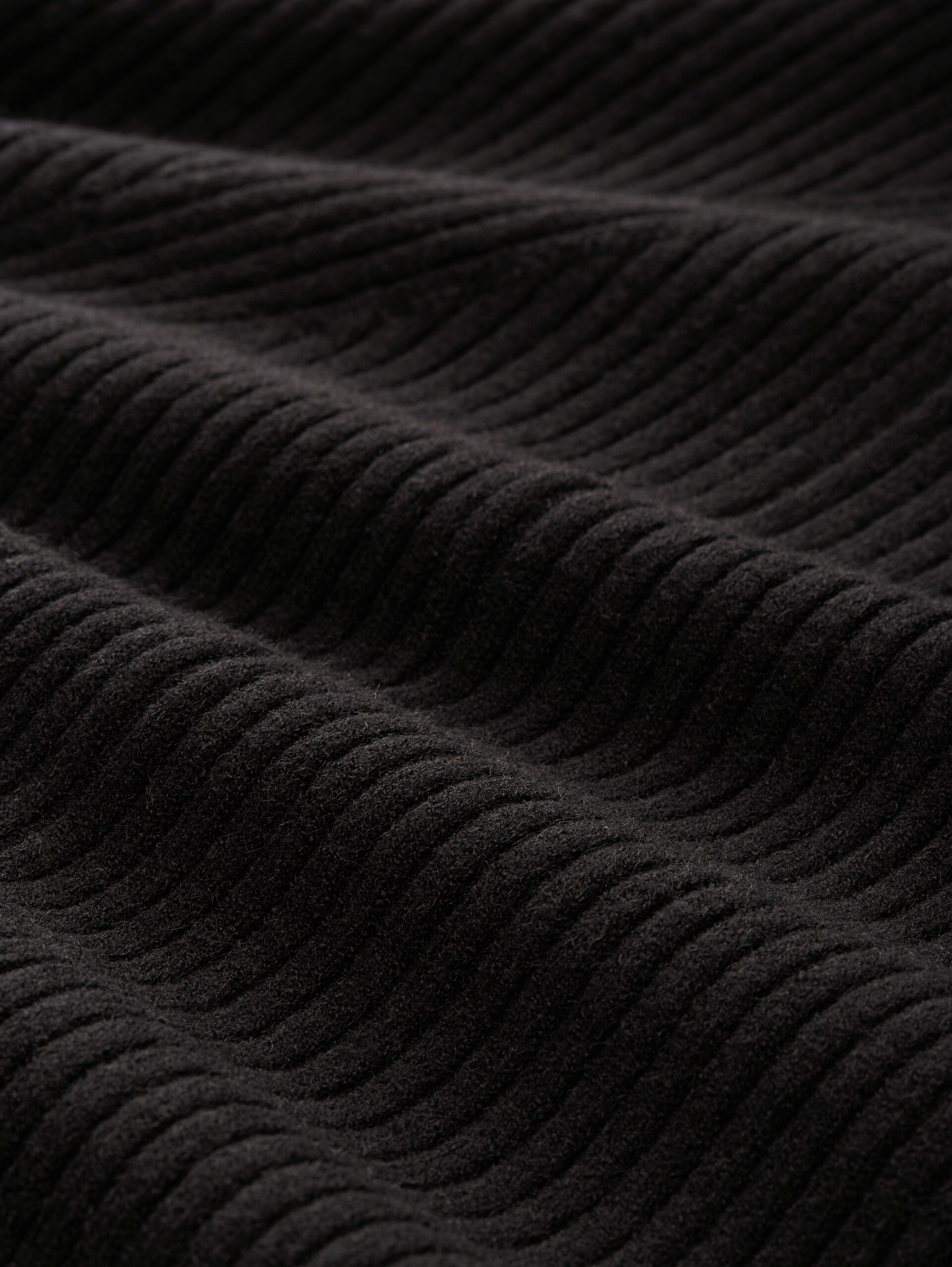 Fitted Mini-Kleid aus Rippstrick - deep black - Material-Ansicht