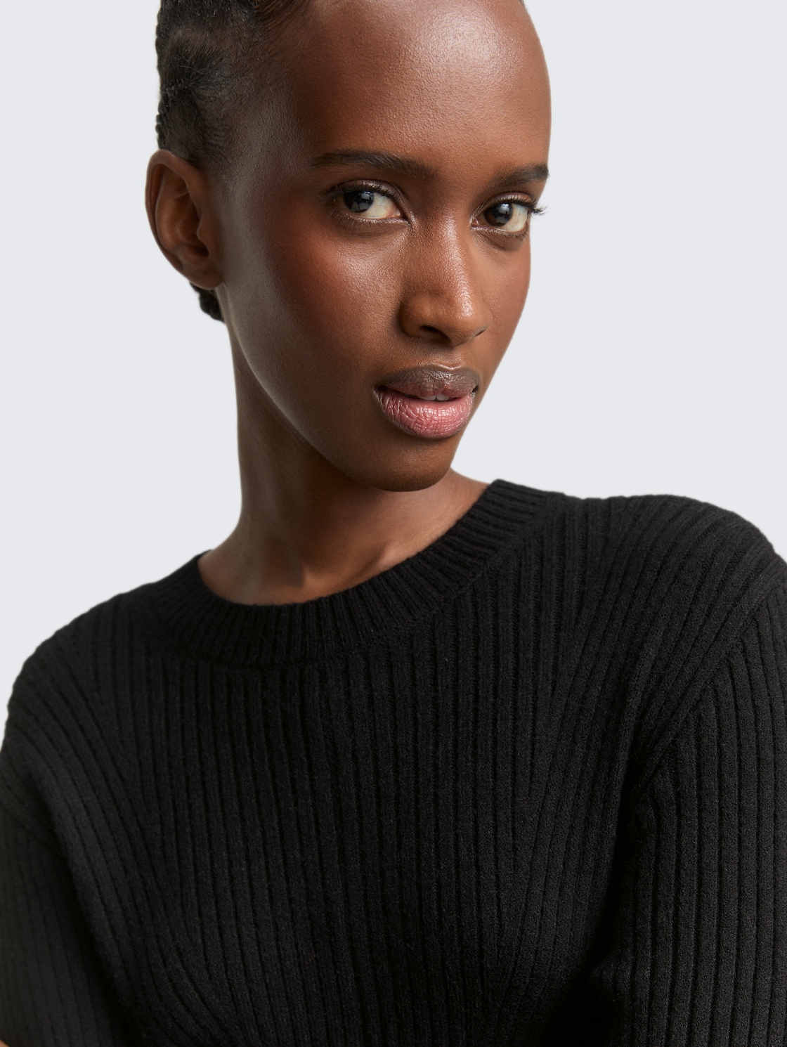 Fitted Mini-Kleid aus Rippstrick - deep black - Detail-Model-Ansicht