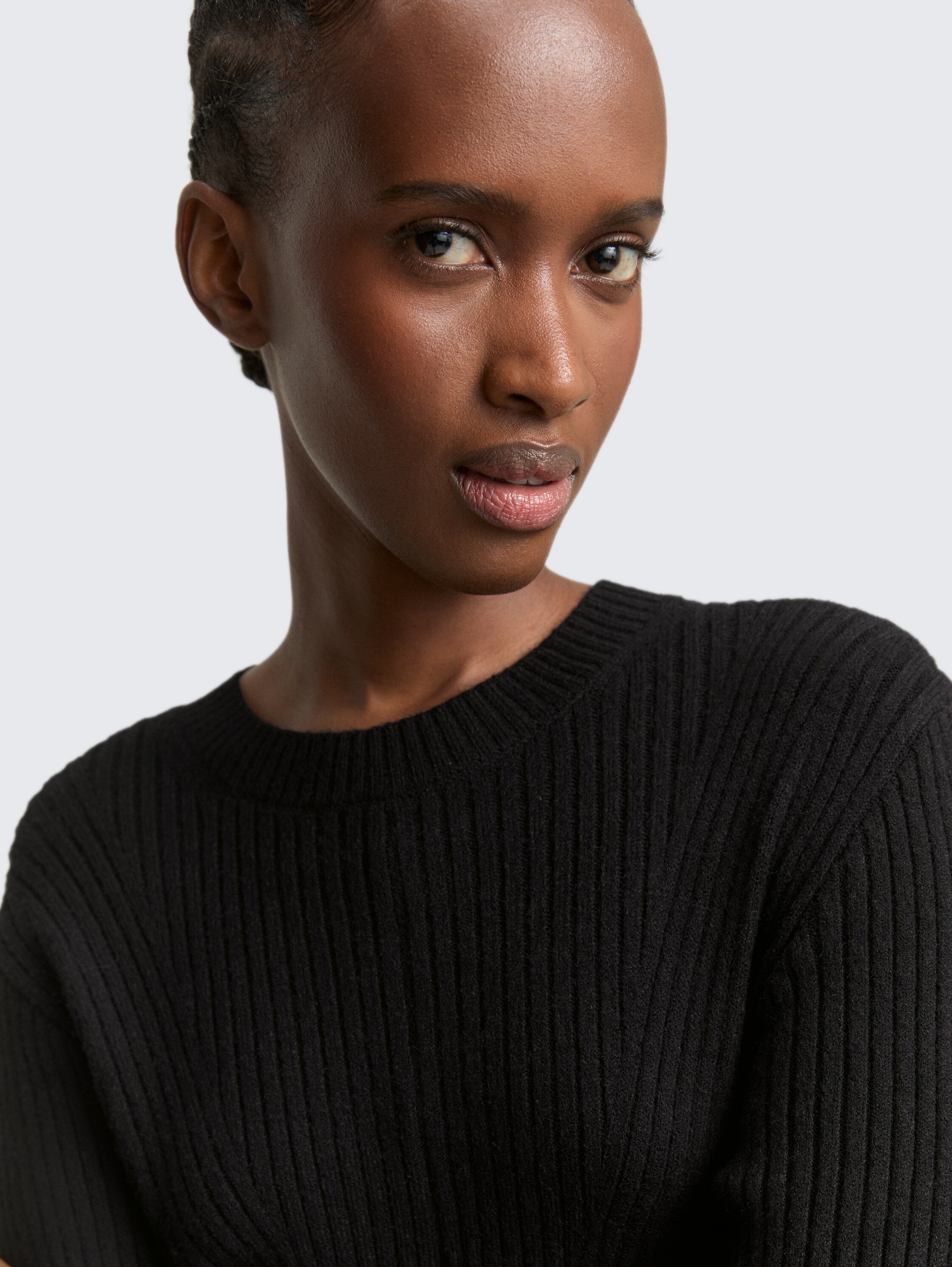 Getailleerde mini-jurk van geribbelde tricot - deep_black_1 - 