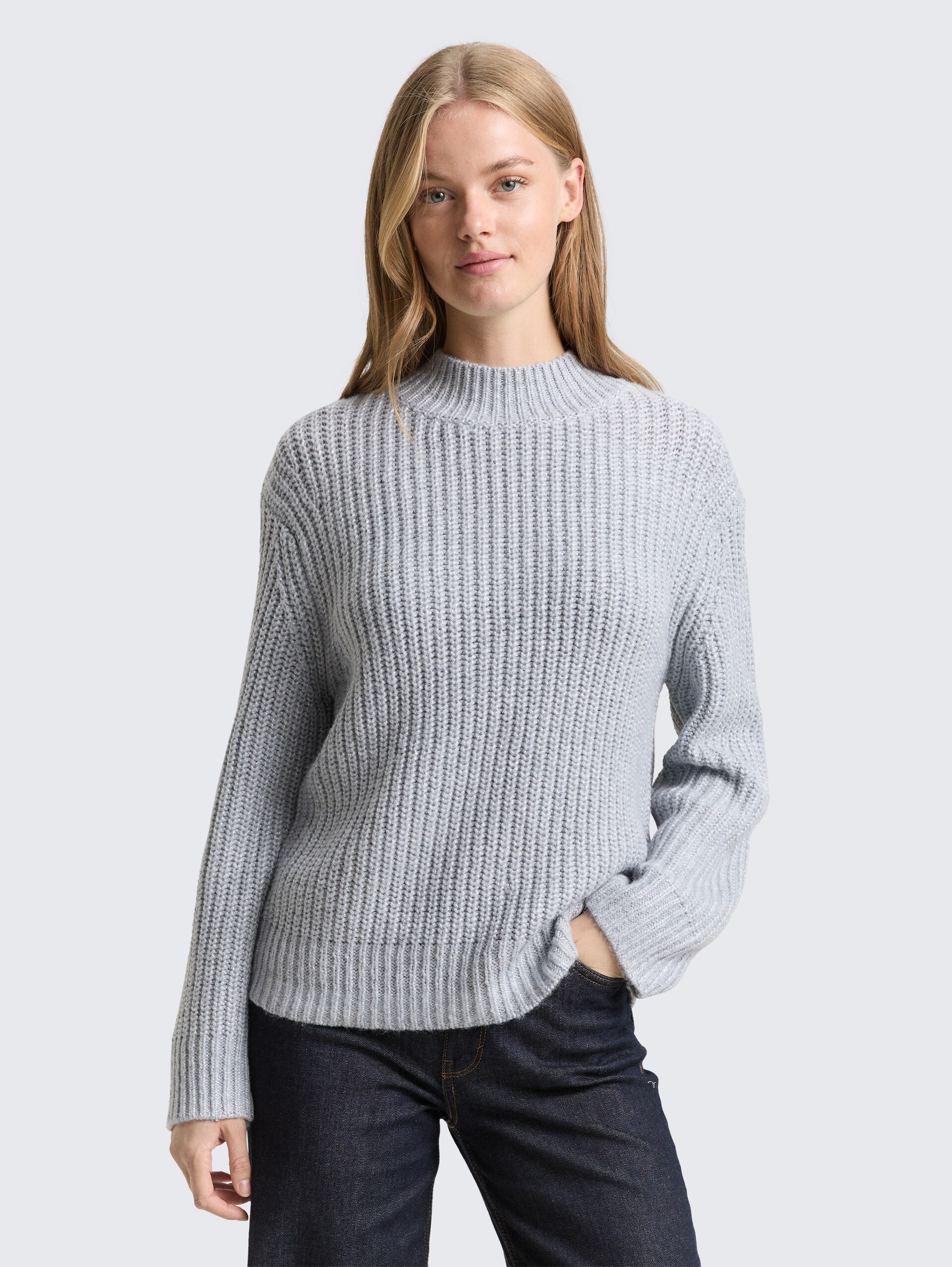 Relaxed Fit Strickpullover mit Glitzer-Effekt - Cement Grey Mélange - Ausschnitt Model-Vorderansicht