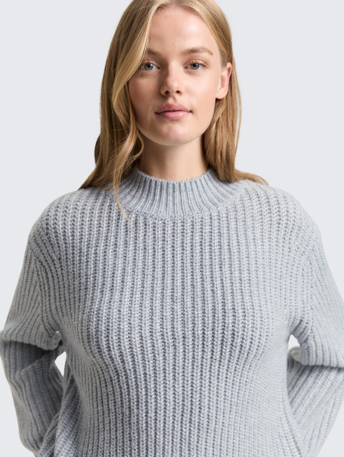 Relaxed Fit Strickpullover mit Glitzer-Effekt - Cement Grey Mélange - Detail-Model-Ansicht