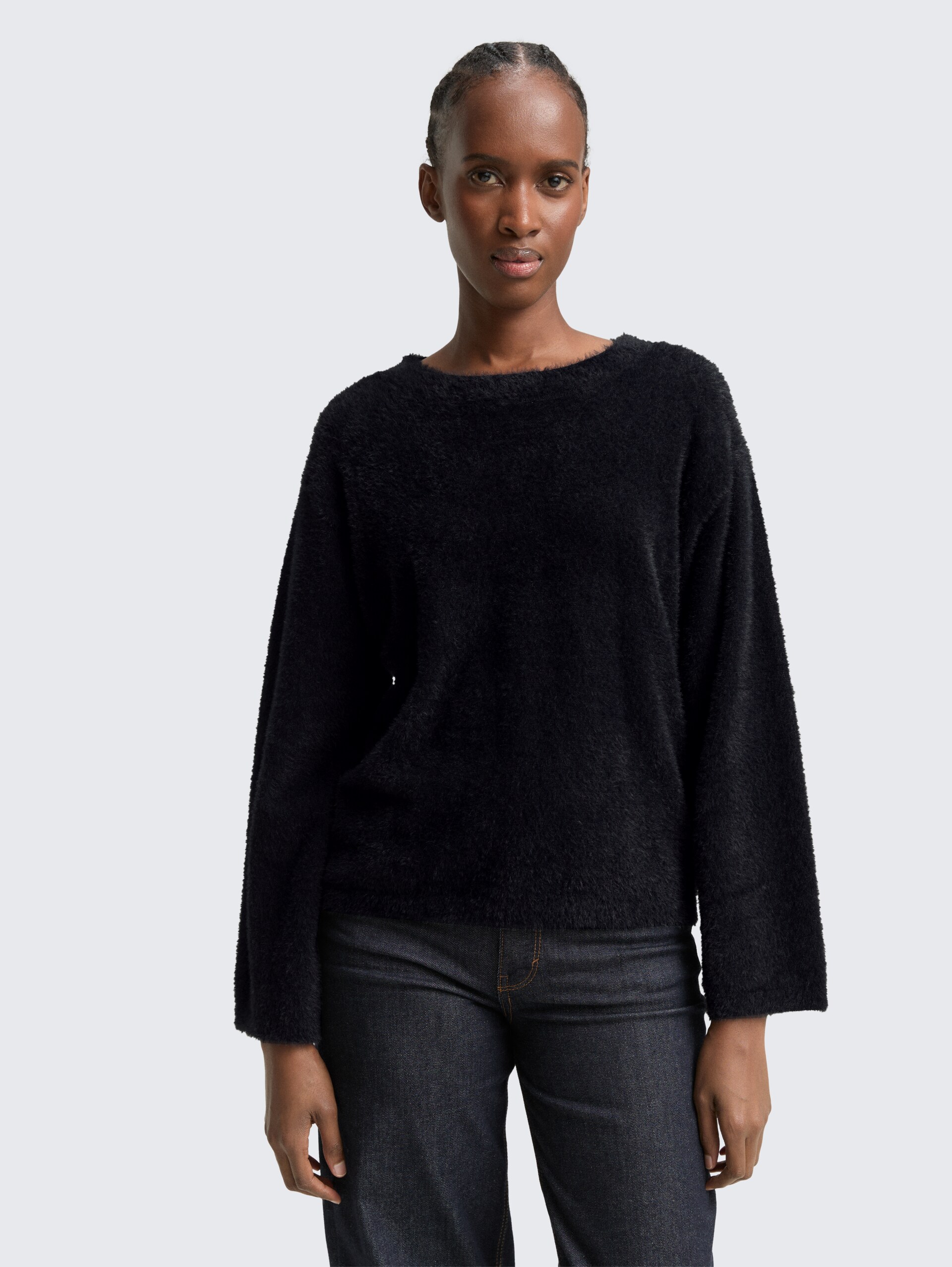 Strickpullover aus Federgarn - deep black - Ausschnitt Model-Vorderansicht