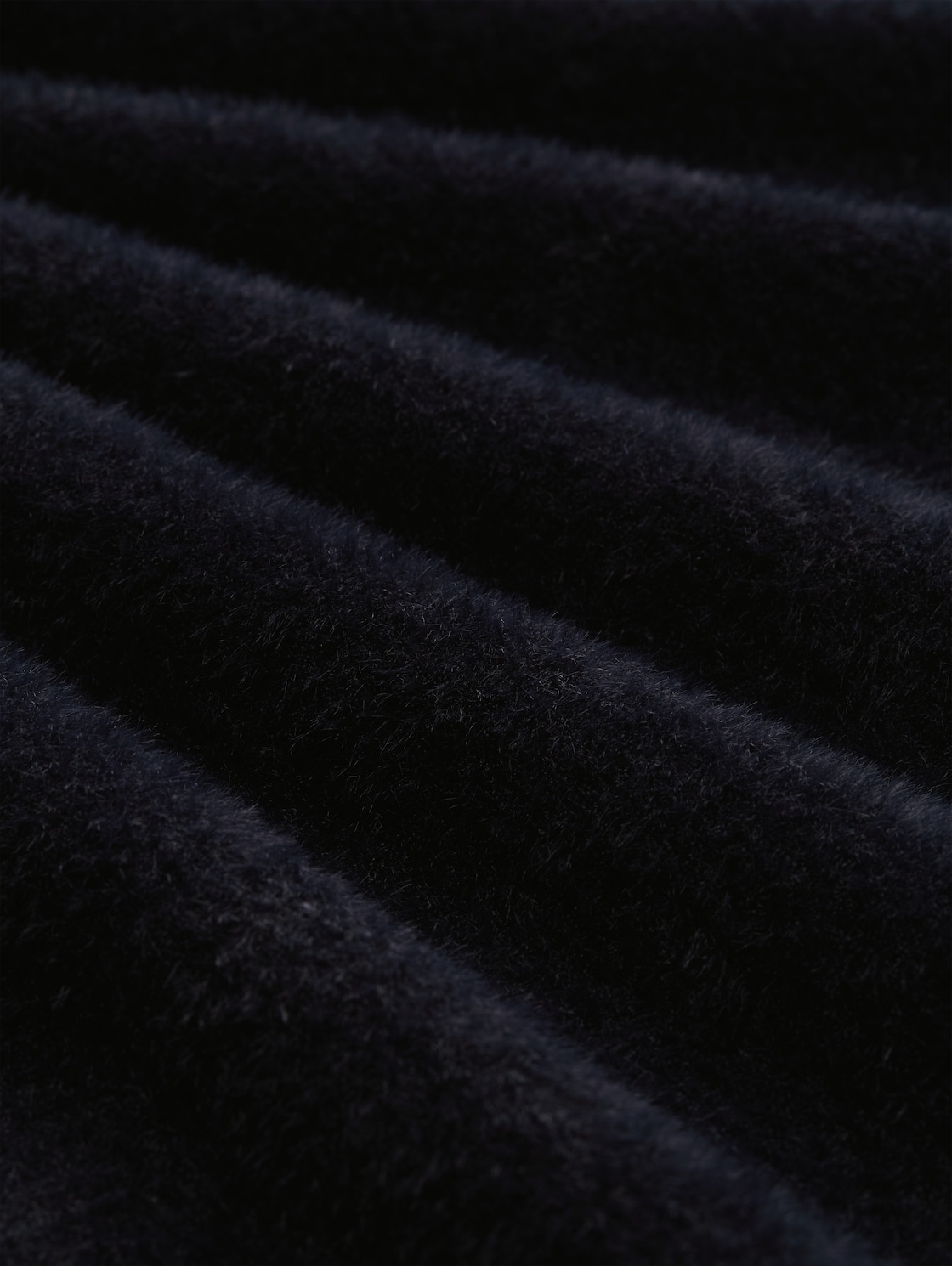 Strickpullover aus Federgarn - deep black - Material-Ansicht