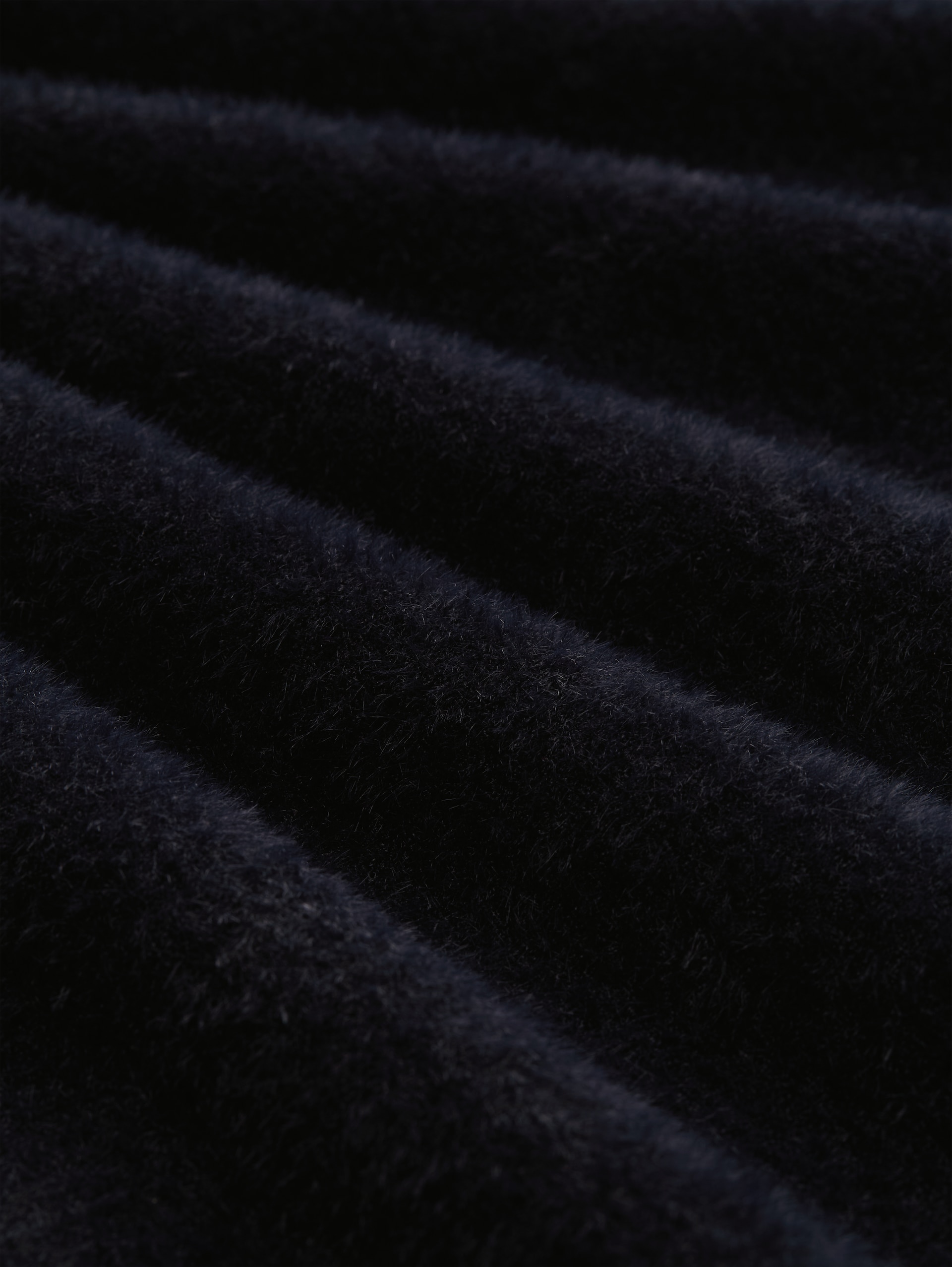 Strickpullover aus Federgarn - deep black - Material-Ansicht