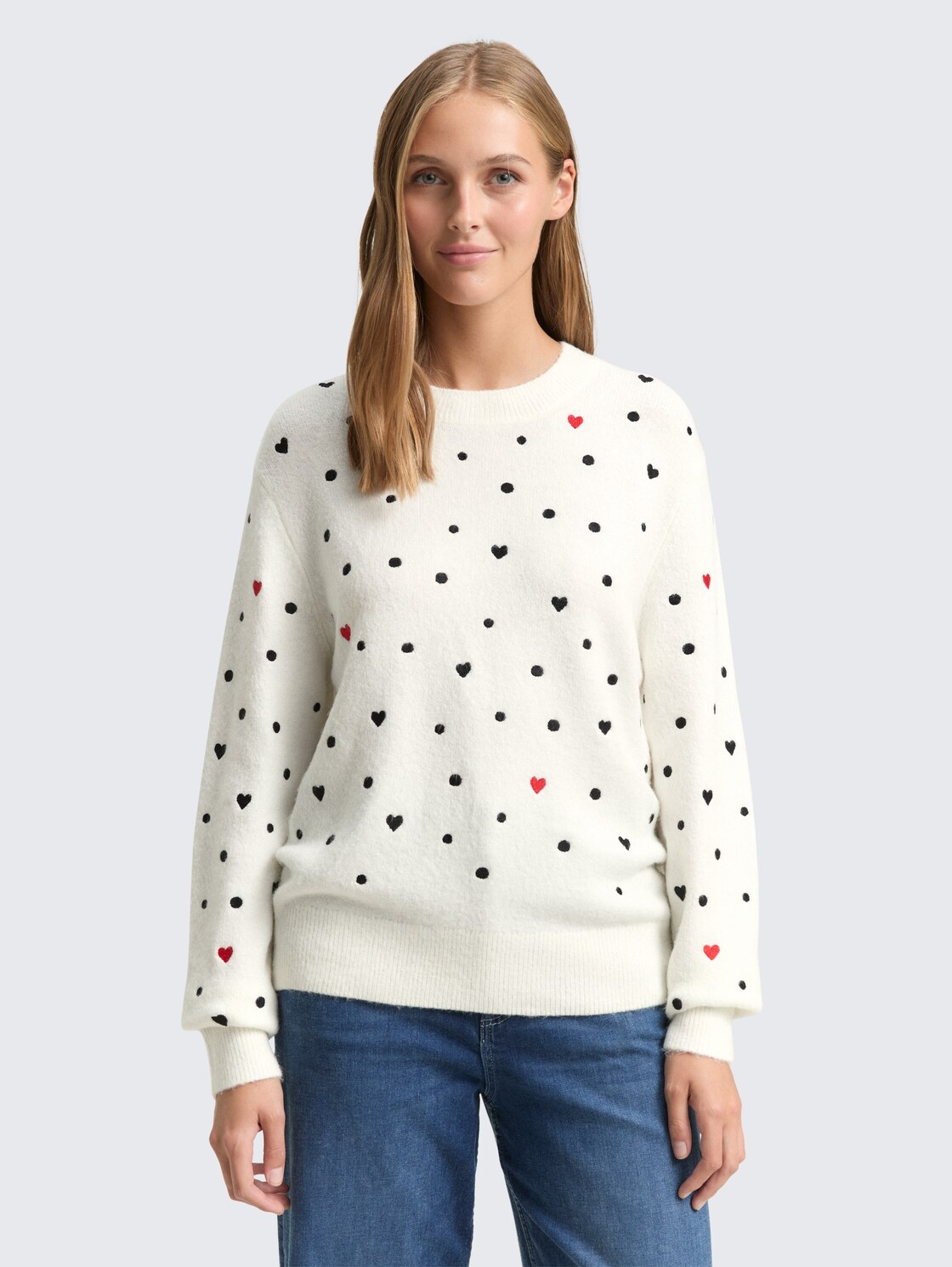 Relaxed Fit Strickpullover mit Stickereien - white black dots and hearts - Ausschnitt Model-Vorderansicht