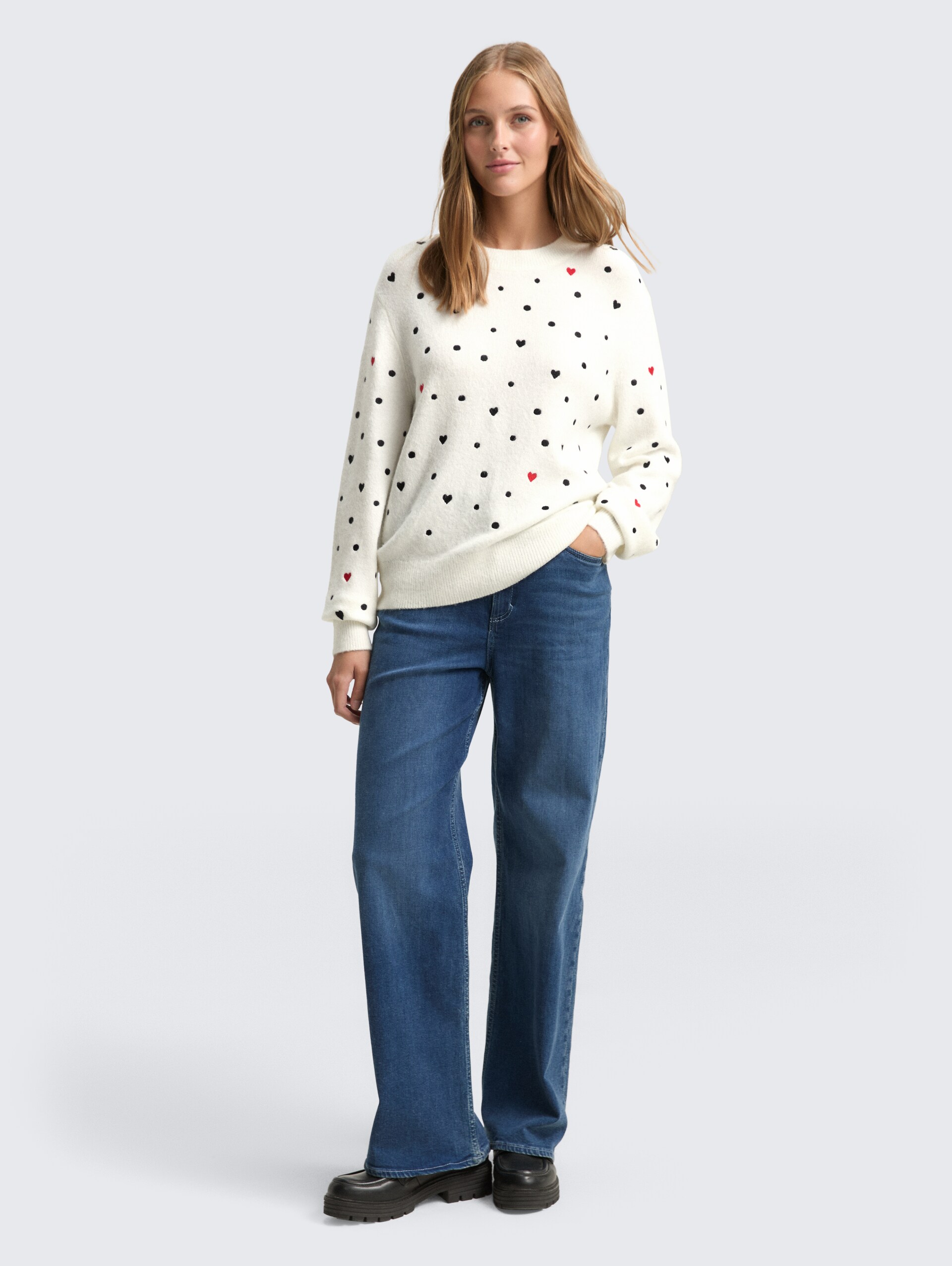 Relaxed Fit Strickpullover mit Stickereien - white black dots and hearts - Model-Vorderansicht