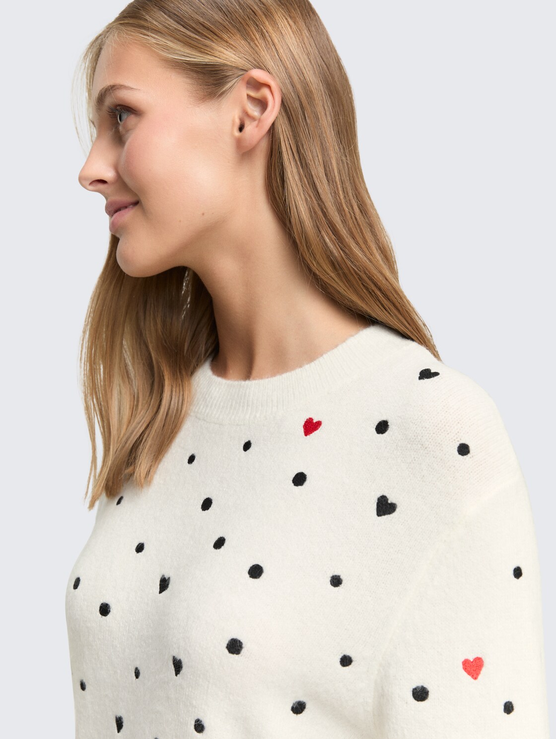 Relaxed Fit Strickpullover mit Stickereien - white black dots and hearts - Detail-Model-Ansicht