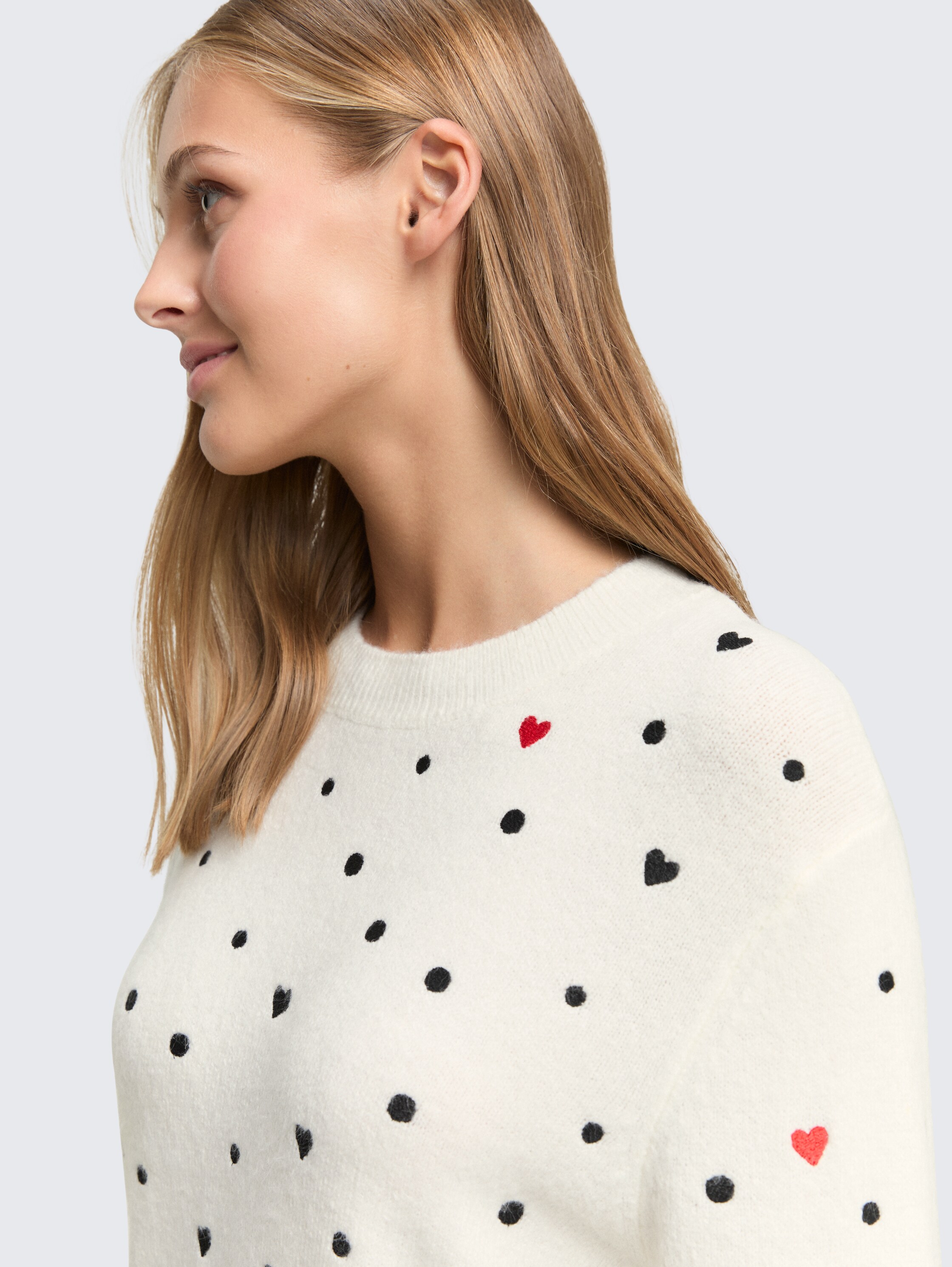Relaxed fit gebreide trui met borduursels - white_black_dots_and_hearts - 