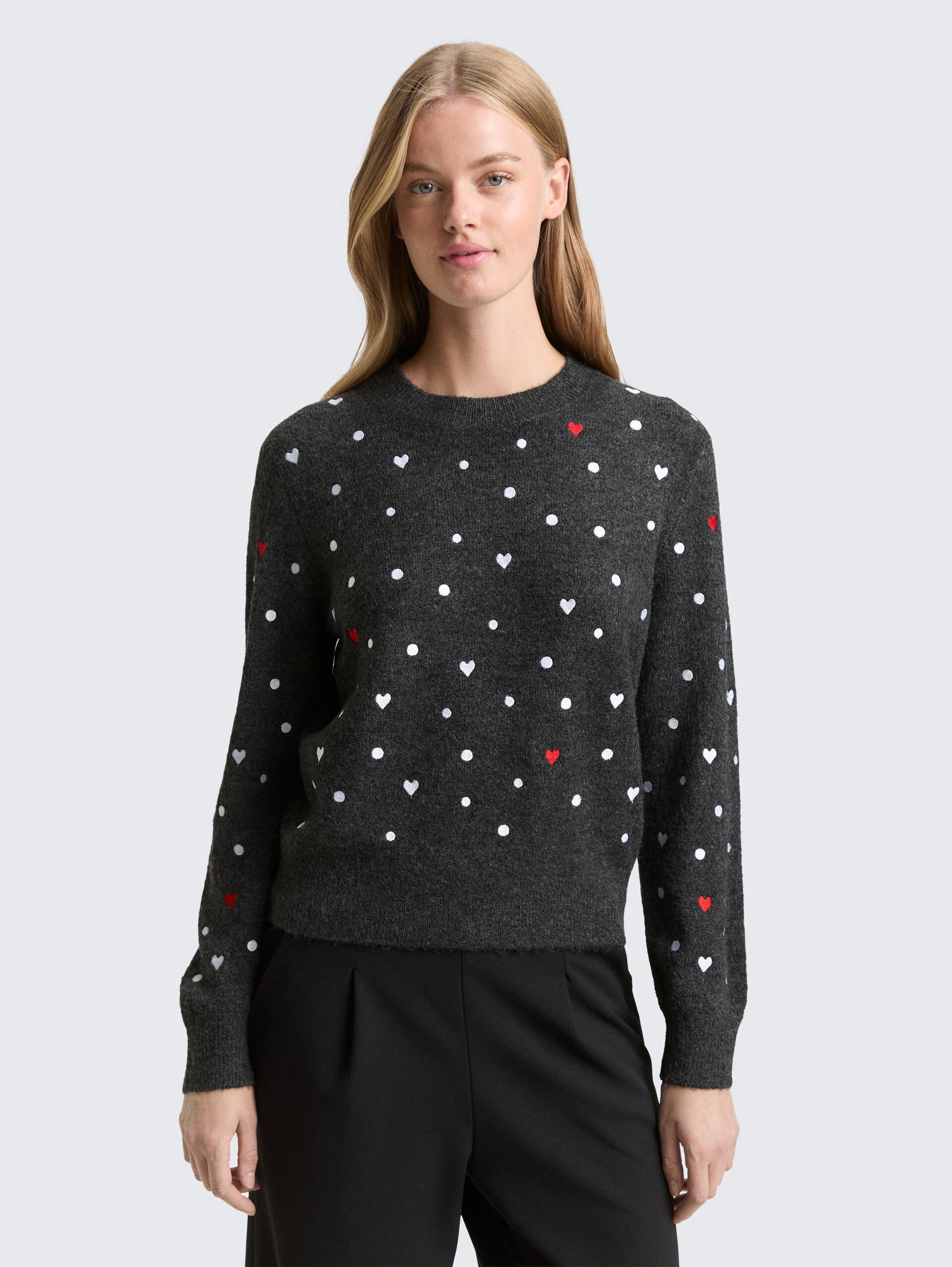 Relaxed Fit Strickpullover mit Stickereien - grey white dots and hearts - Ausschnitt Model-Vorderansicht