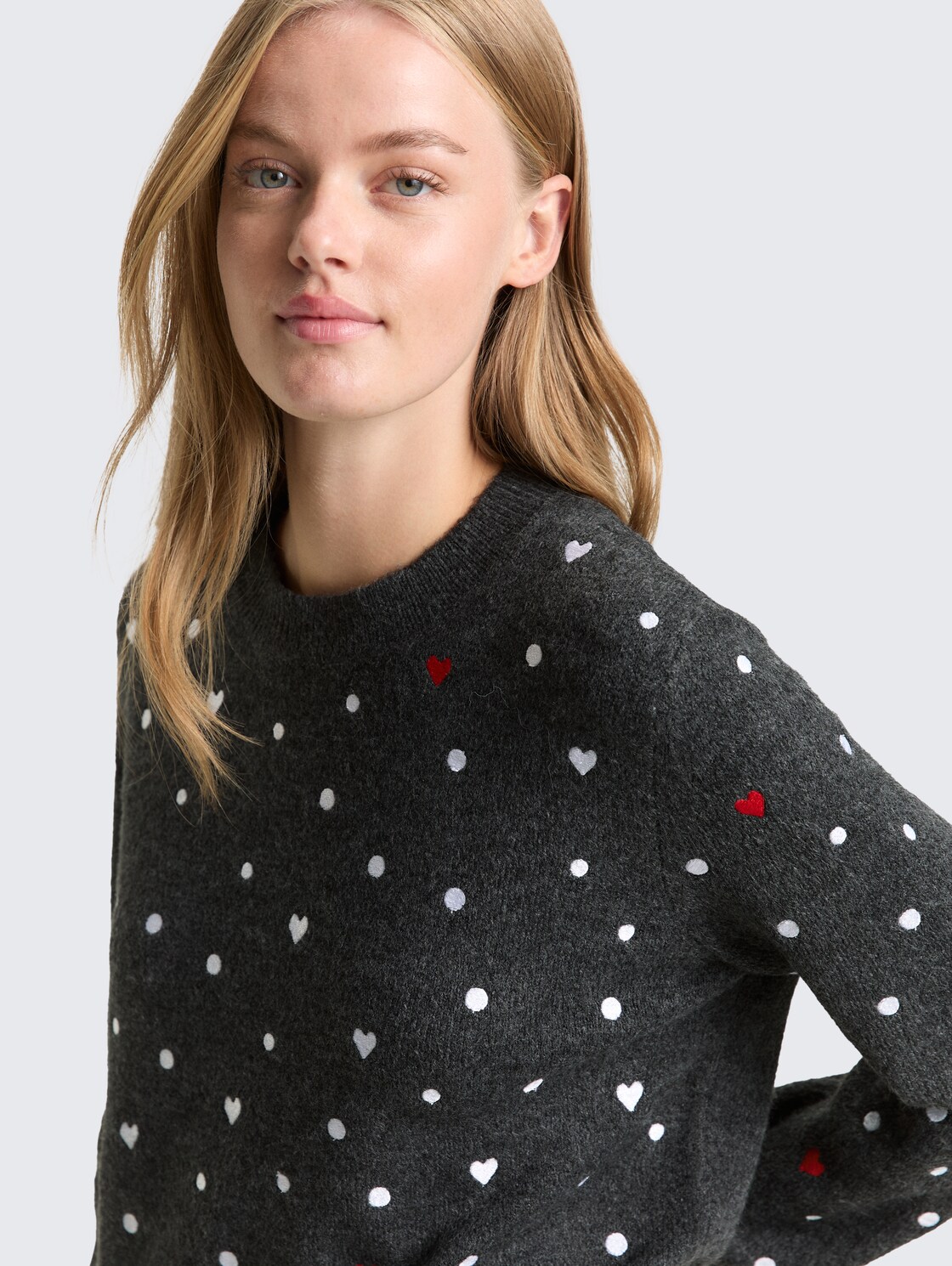 Relaxed Fit Strickpullover mit Stickereien - grey white dots and hearts - Detail-Model-Ansicht