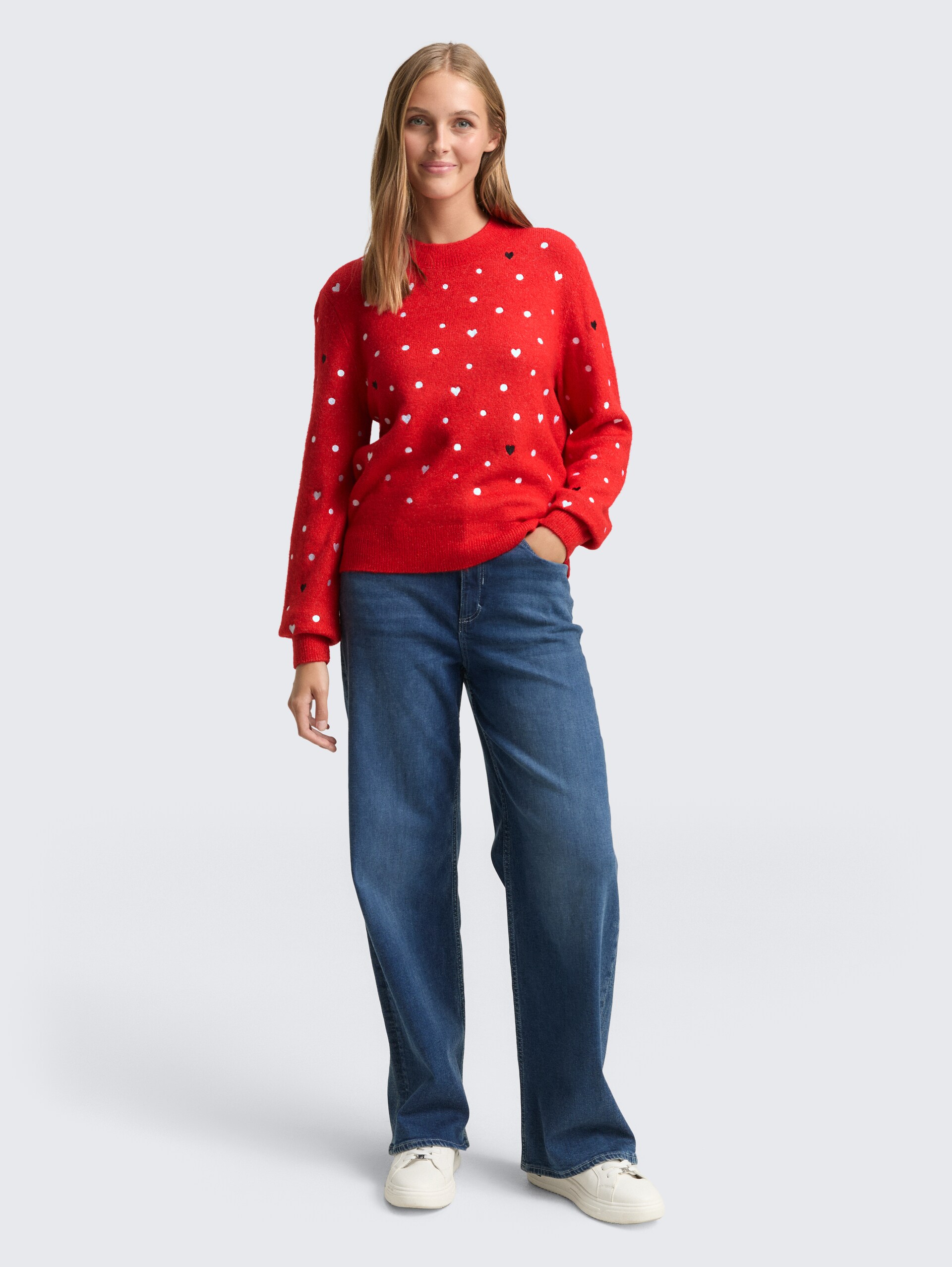 Relaxed Fit Strickpullover mit Stickereien - red with hearts - Model-Vorderansicht