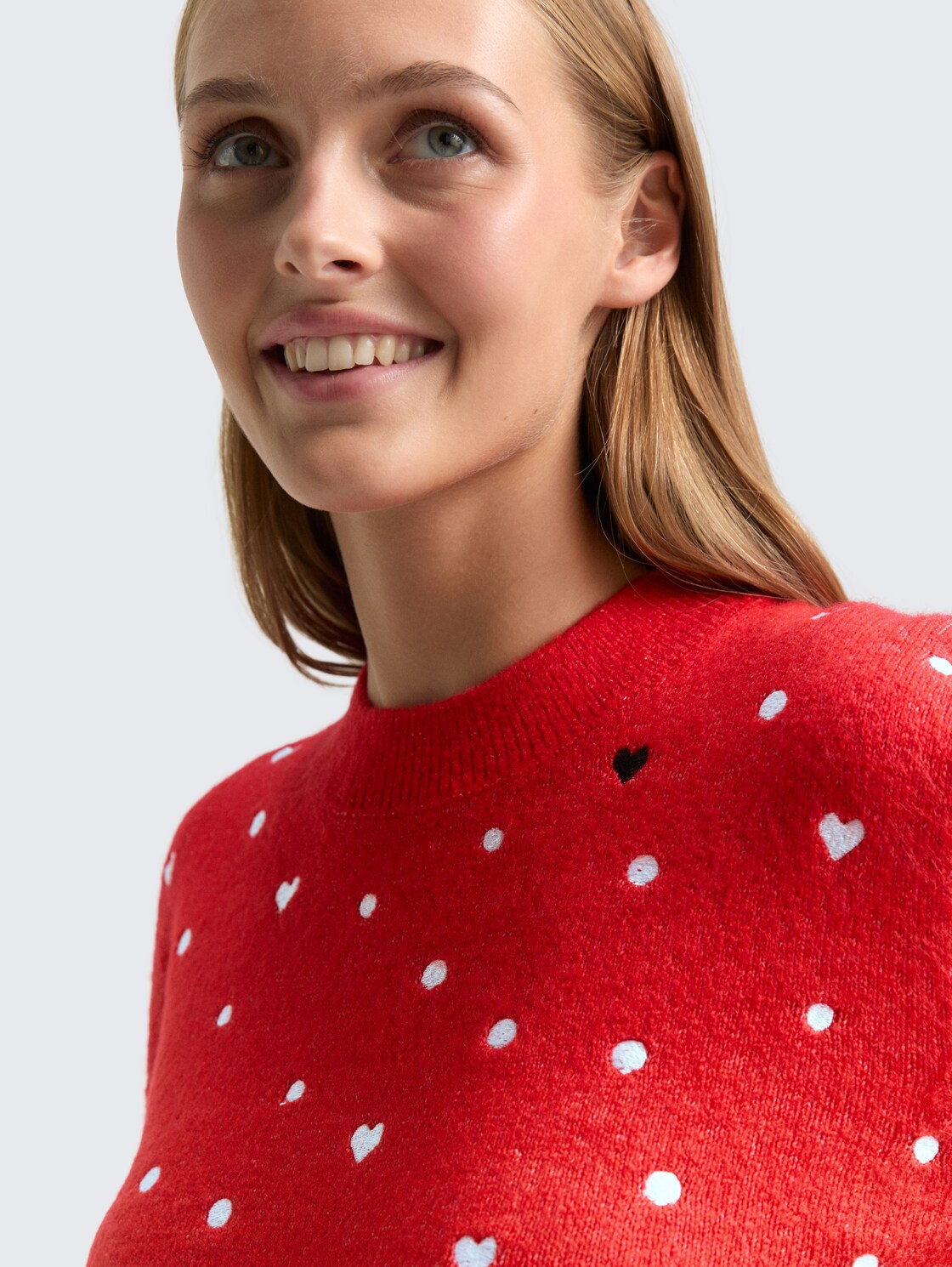 Relaxed Fit Strickpullover mit Stickereien - red with hearts - Detail-Model-Ansicht