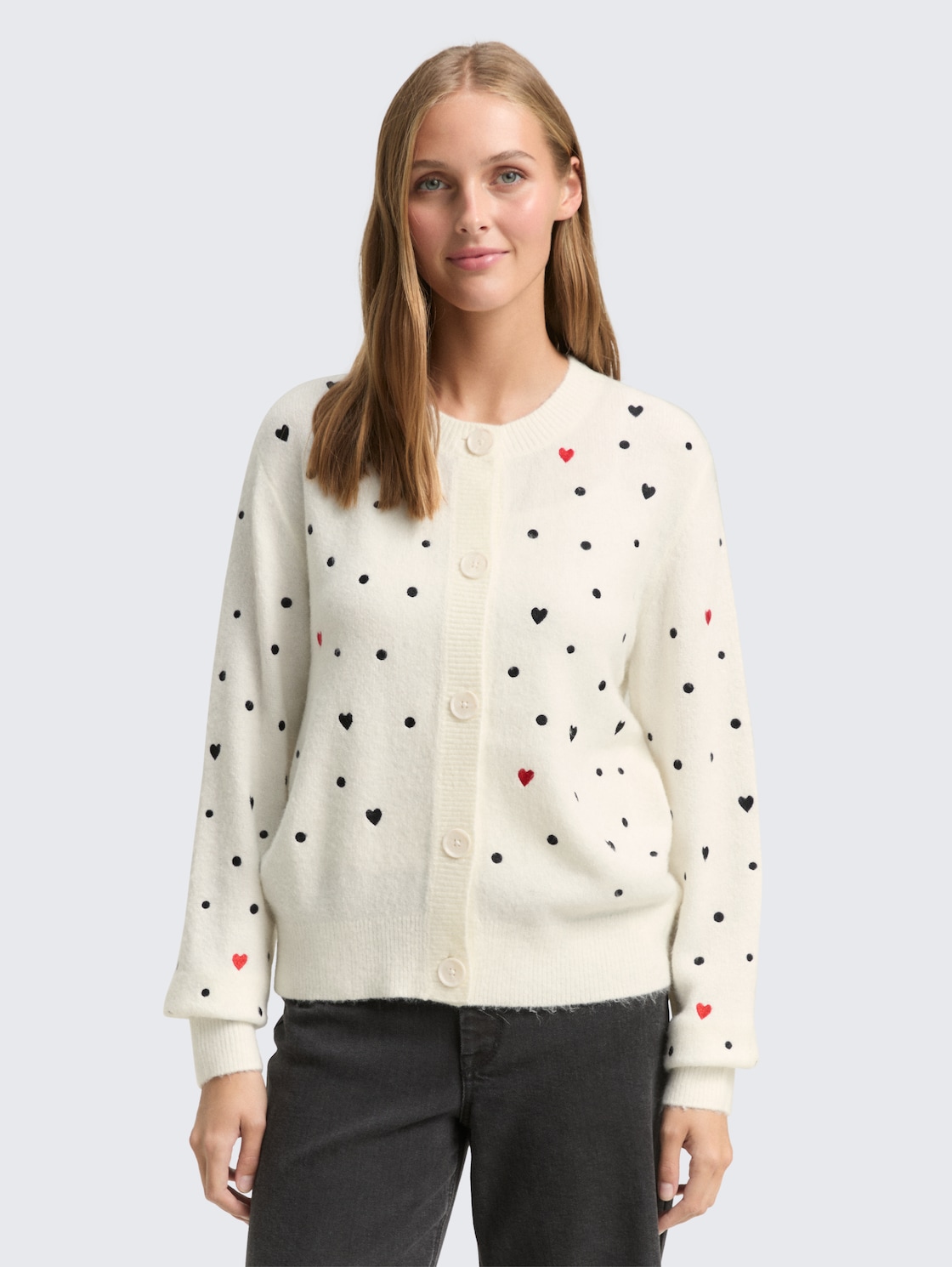 Relaxed Fit Cardigan mit Stickereien - white black dots and hearts - Ausschnitt Model-Vorderansicht