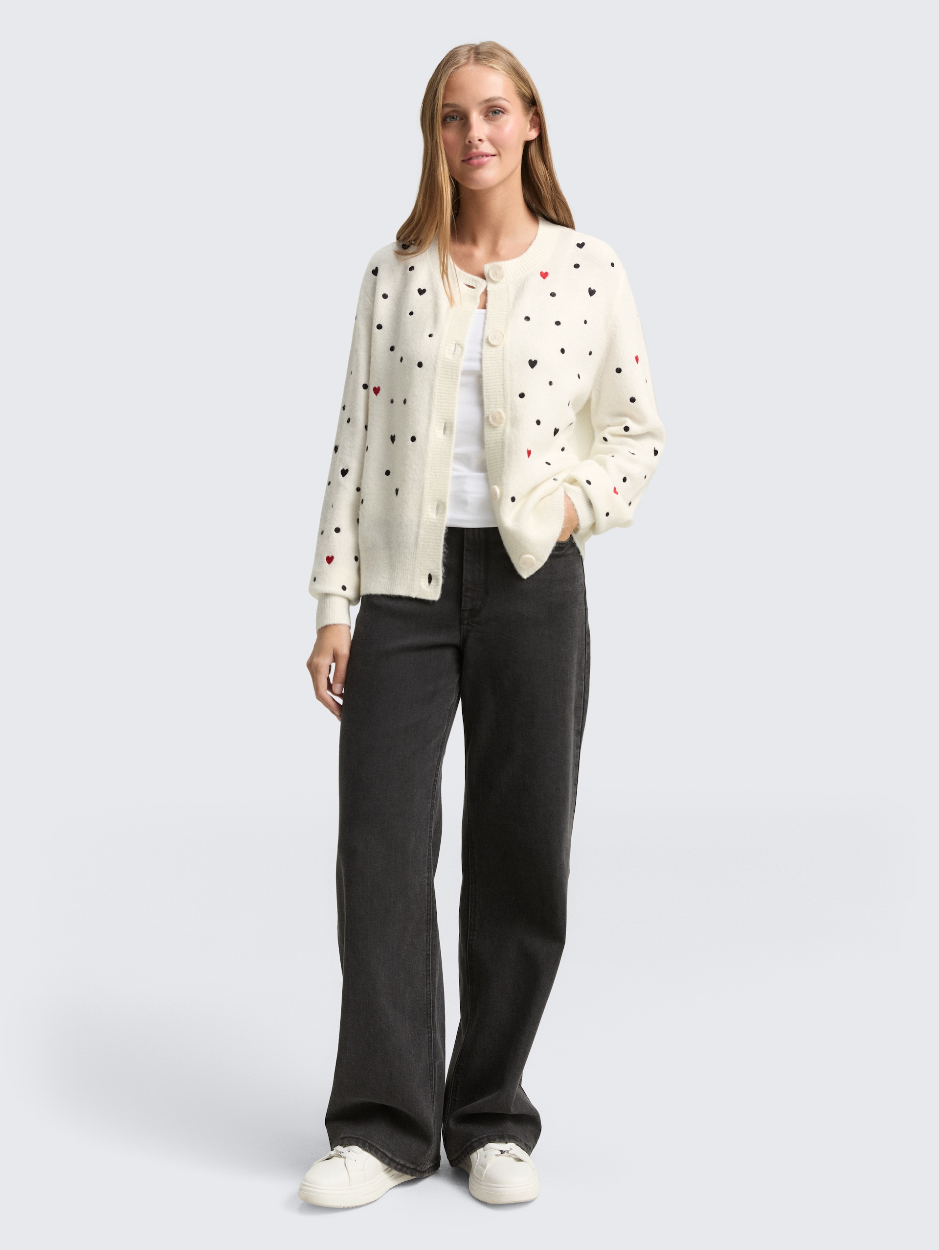 Relaxed Fit Cardigan mit Stickereien - white black dots and hearts - Model-Vorderansicht