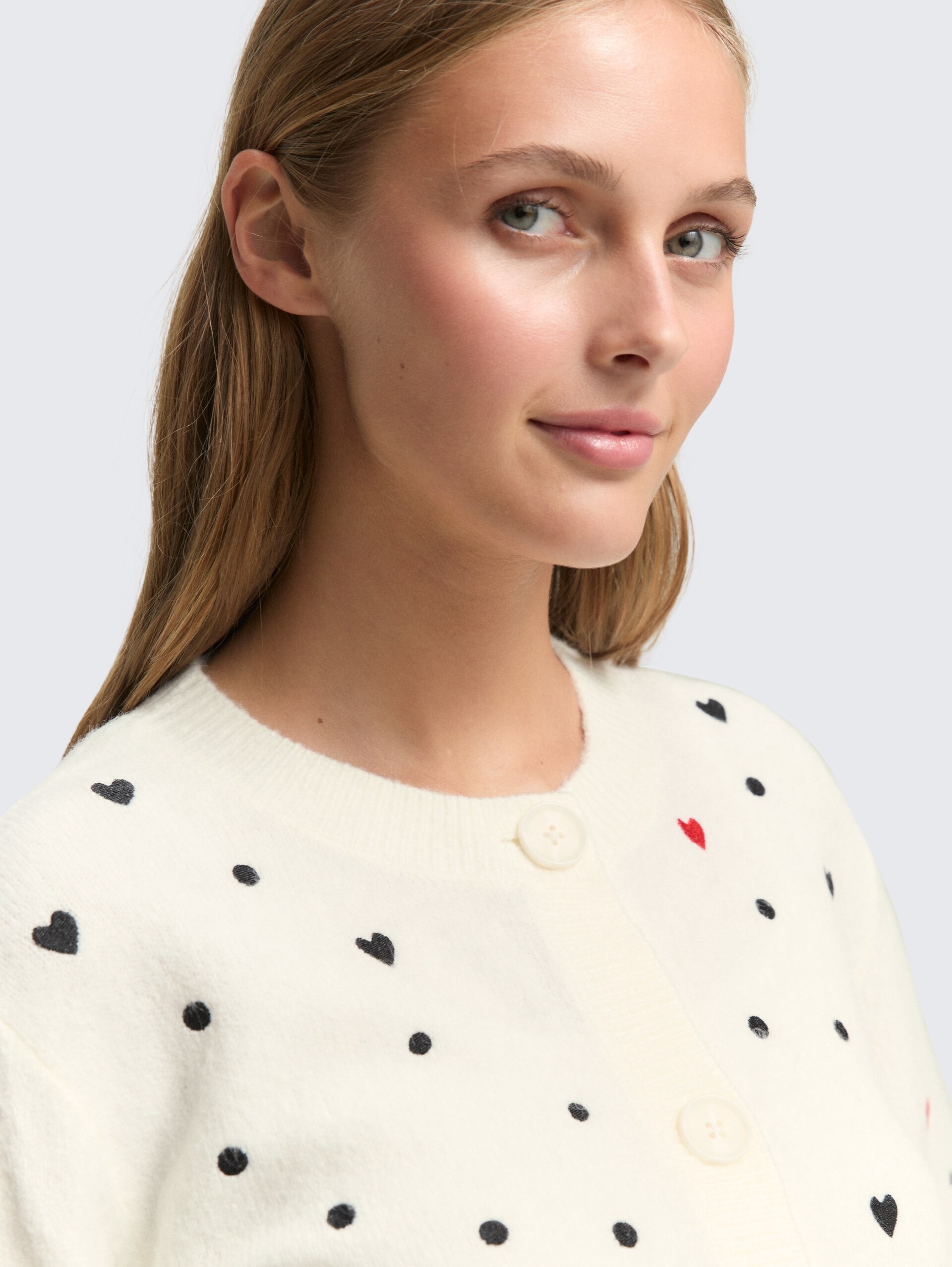 Relaxed Fit Cardigan mit Stickereien - white black dots and hearts - Detail-Model-Ansicht