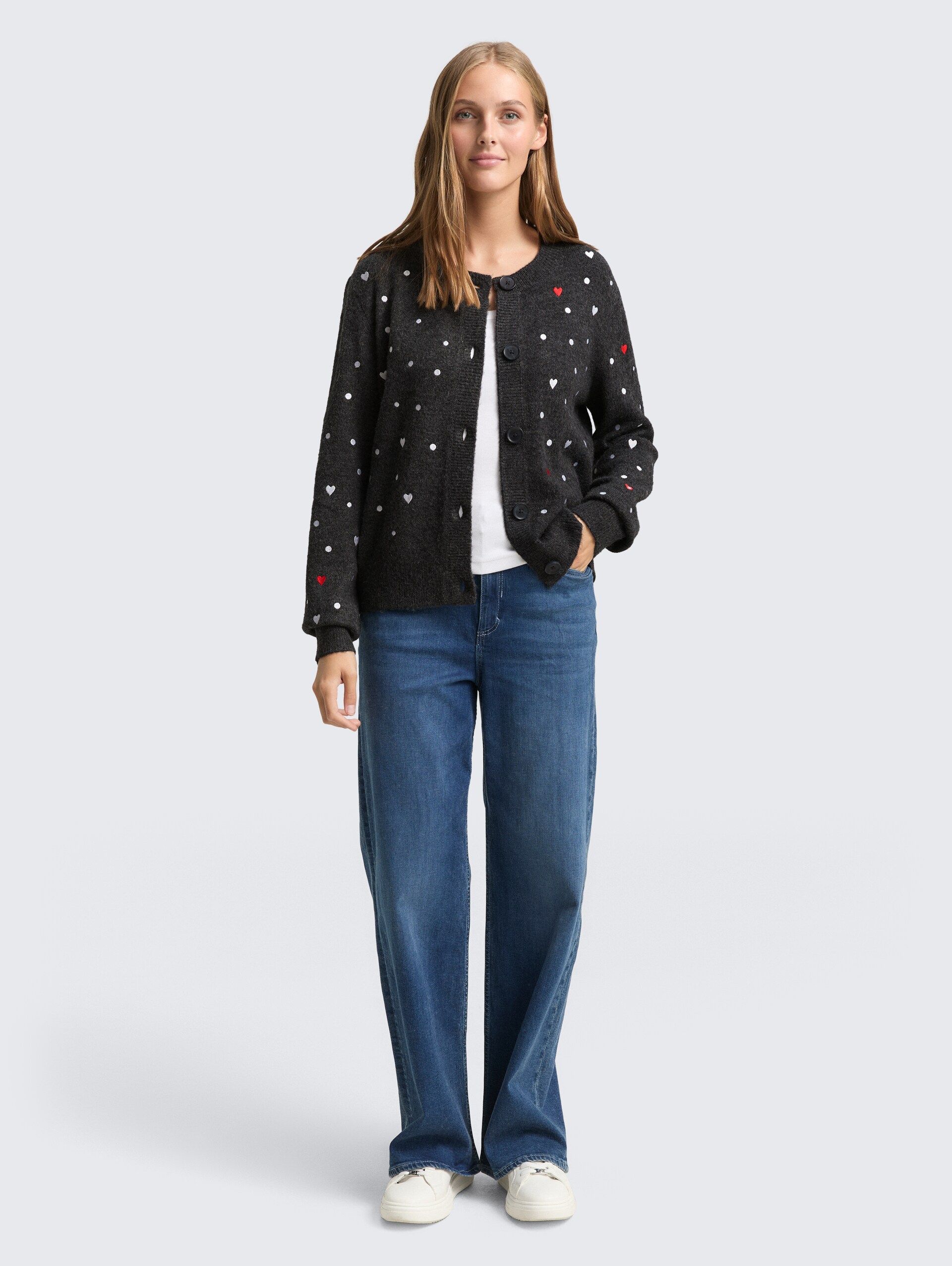 Relaxed Fit Cardigan mit Stickereien - grey white dots and hearts - Model-Vorderansicht