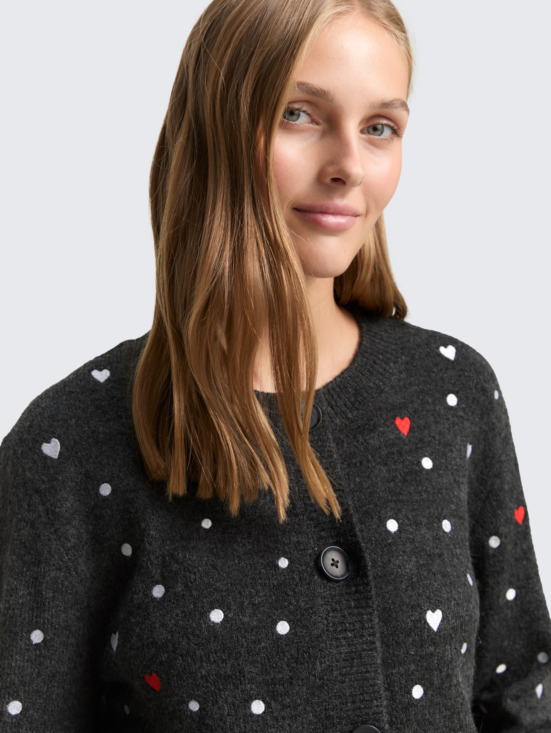 Relaxed Fit Cardigan mit Stickereien - grey white dots and hearts - Detail-Model-Ansicht
