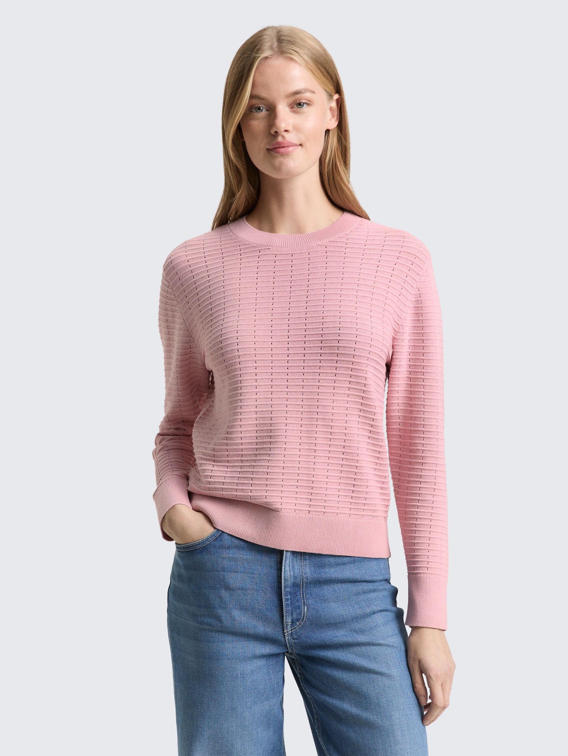 Strickpullover mit Rundhalsausschnitt - soft mauve rose - Ausschnitt Model-Vorderansicht