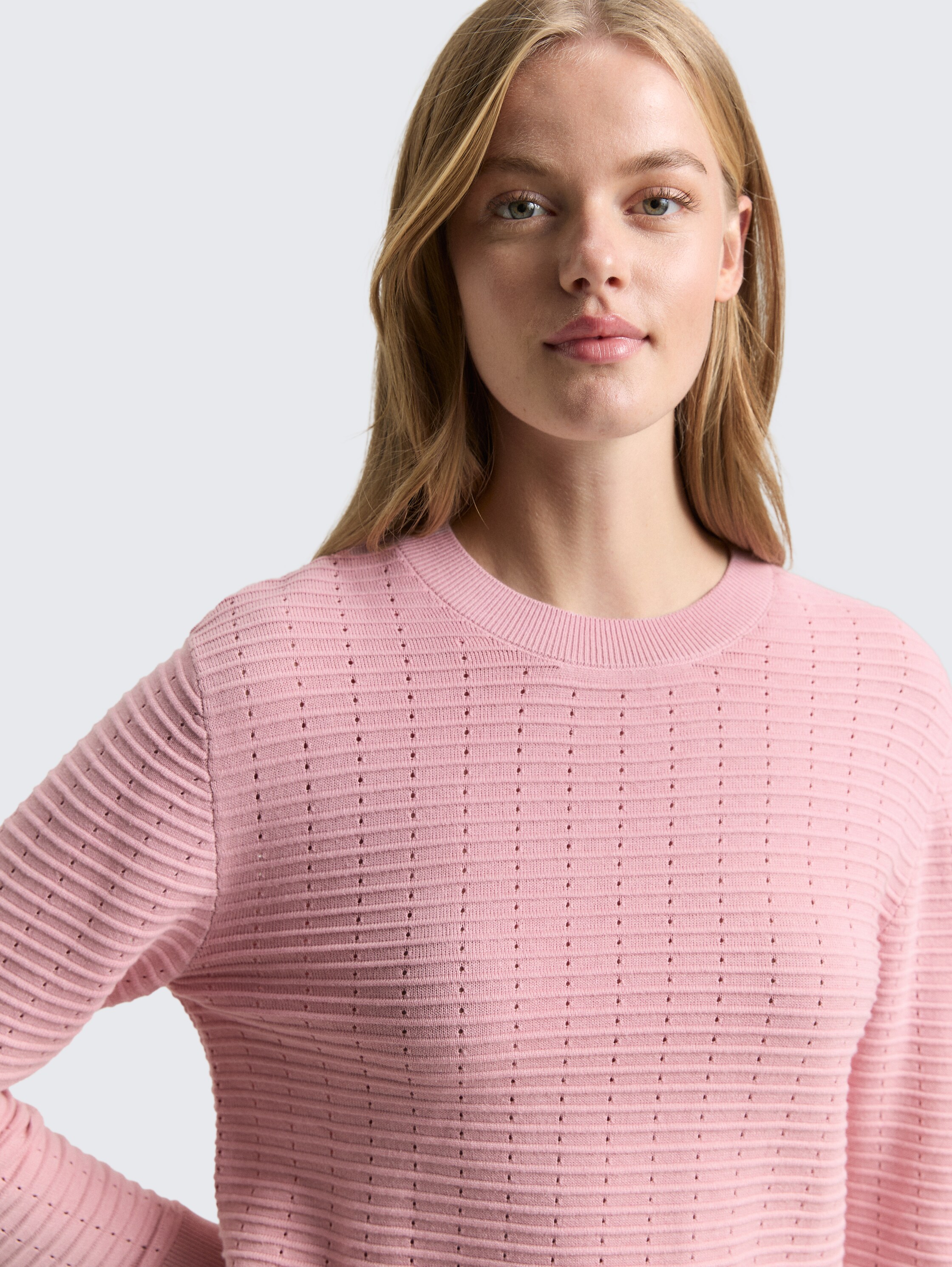 Knitted jumper with round neckline - soft mauve rose - Detail model view