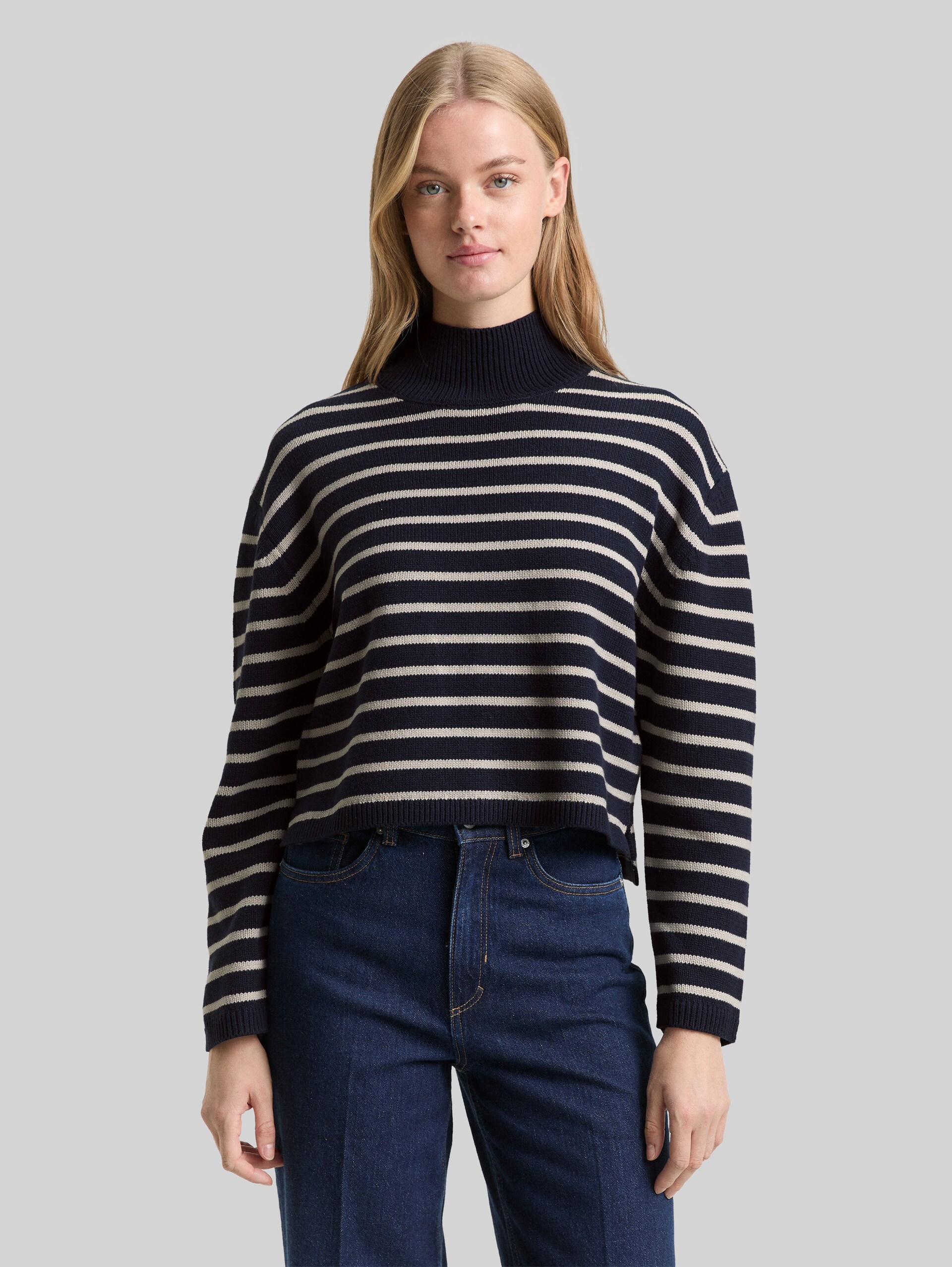 Relaxed fit knitted jumper with striped pattern - navy cloud grey stripe - Neckline model front view