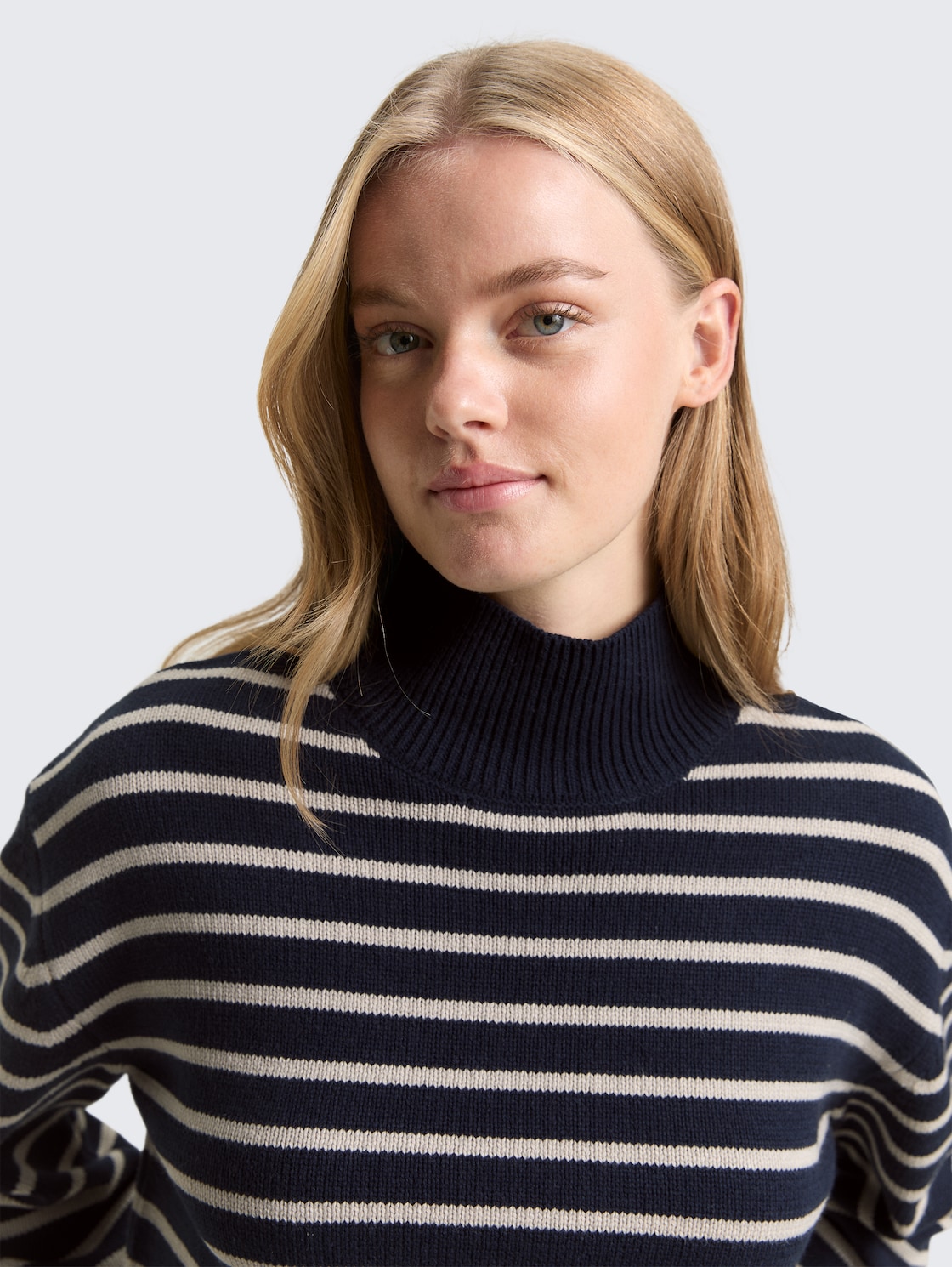 Relaxed Fit Strickpullover mit Streifenmuster - navy cloud grey stripe - Detail-Model-Ansicht