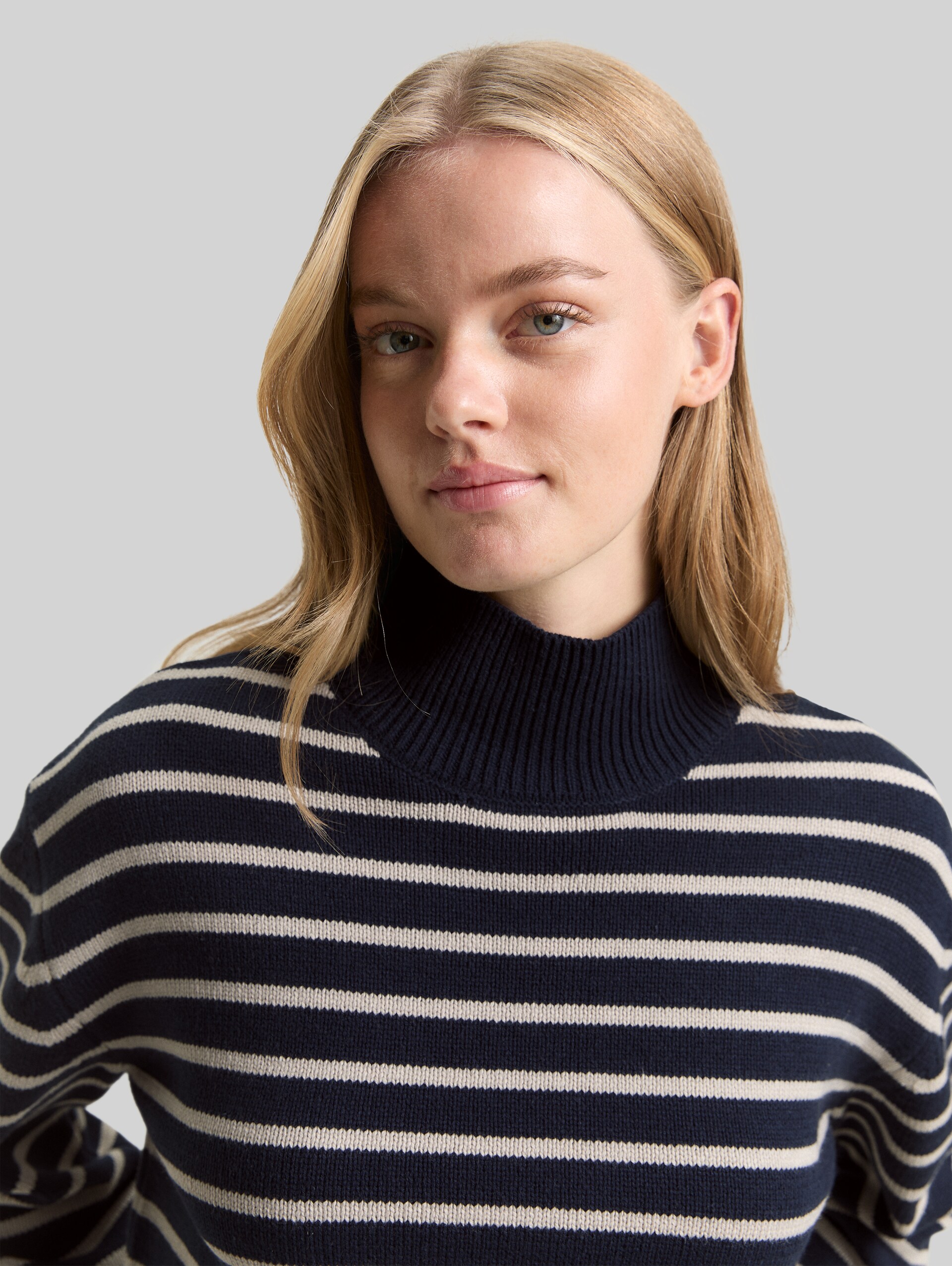 Relaxed fit knitted jumper with striped pattern - navy cloud grey stripe - Detail model view