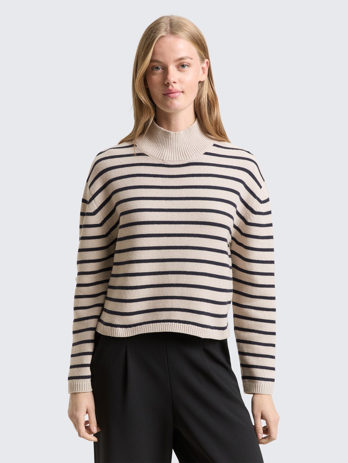 Relaxed Fit Strickpullover mit Streifenmuster - cloud grey navy stripe - Ausschnitt Model-Vorderansicht