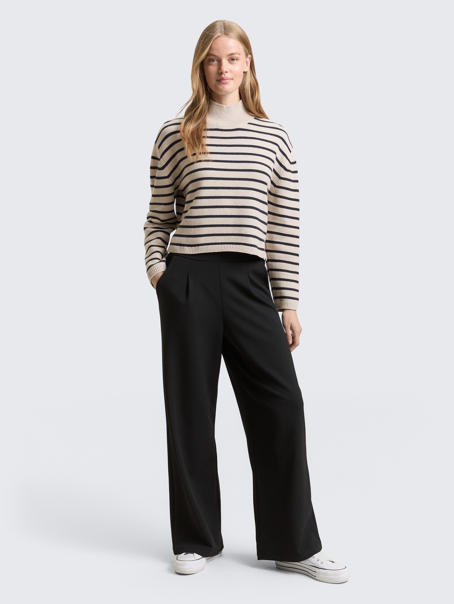 Relaxed Fit Strickpullover mit Streifenmuster - cloud grey navy stripe - Model-Vorderansicht