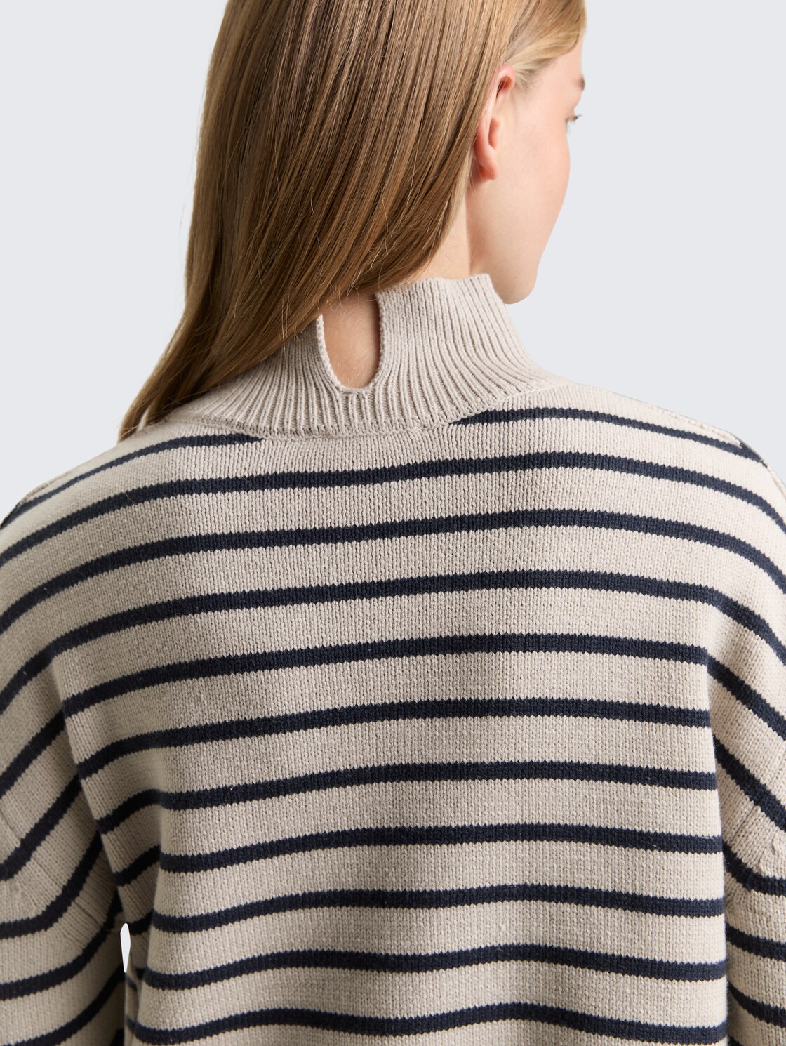 Relaxed Fit Strickpullover mit Streifenmuster - cloud grey navy stripe - Detail-Model-Ansicht