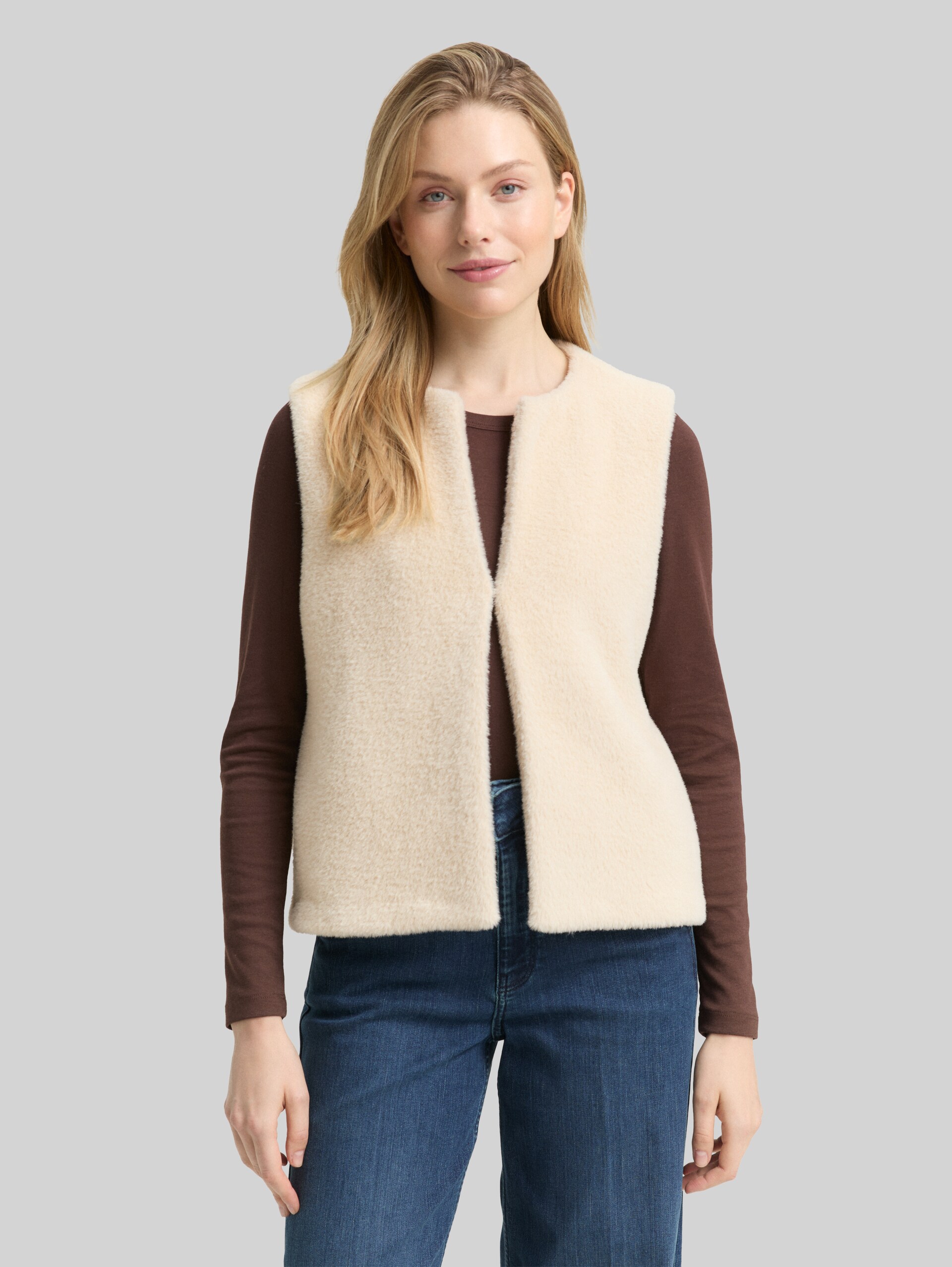 Teddy vest met zakken - sand stone beige - Model vooraanzicht
