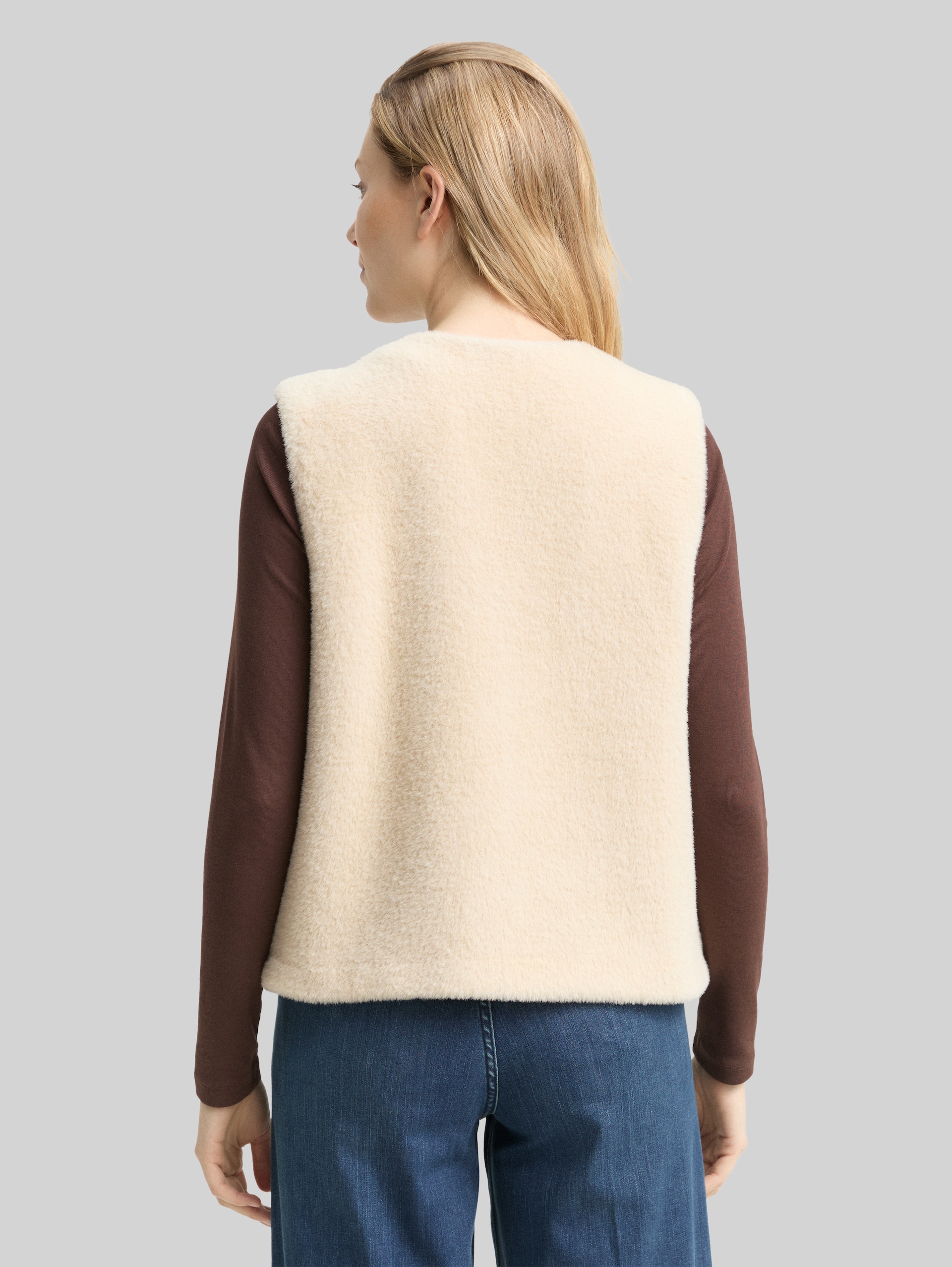 Teddy vest met zakken - sand stone beige - Model-achteraanzicht