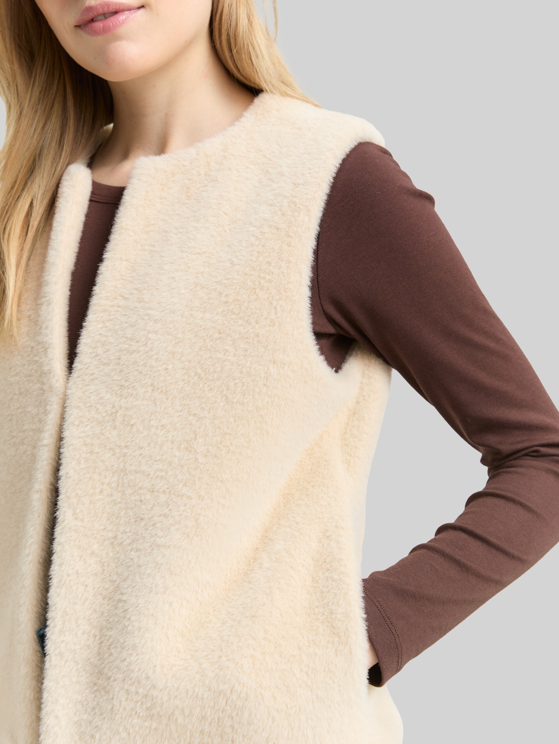 Teddy vest met zakken - sand stone beige - Detailaanzicht model